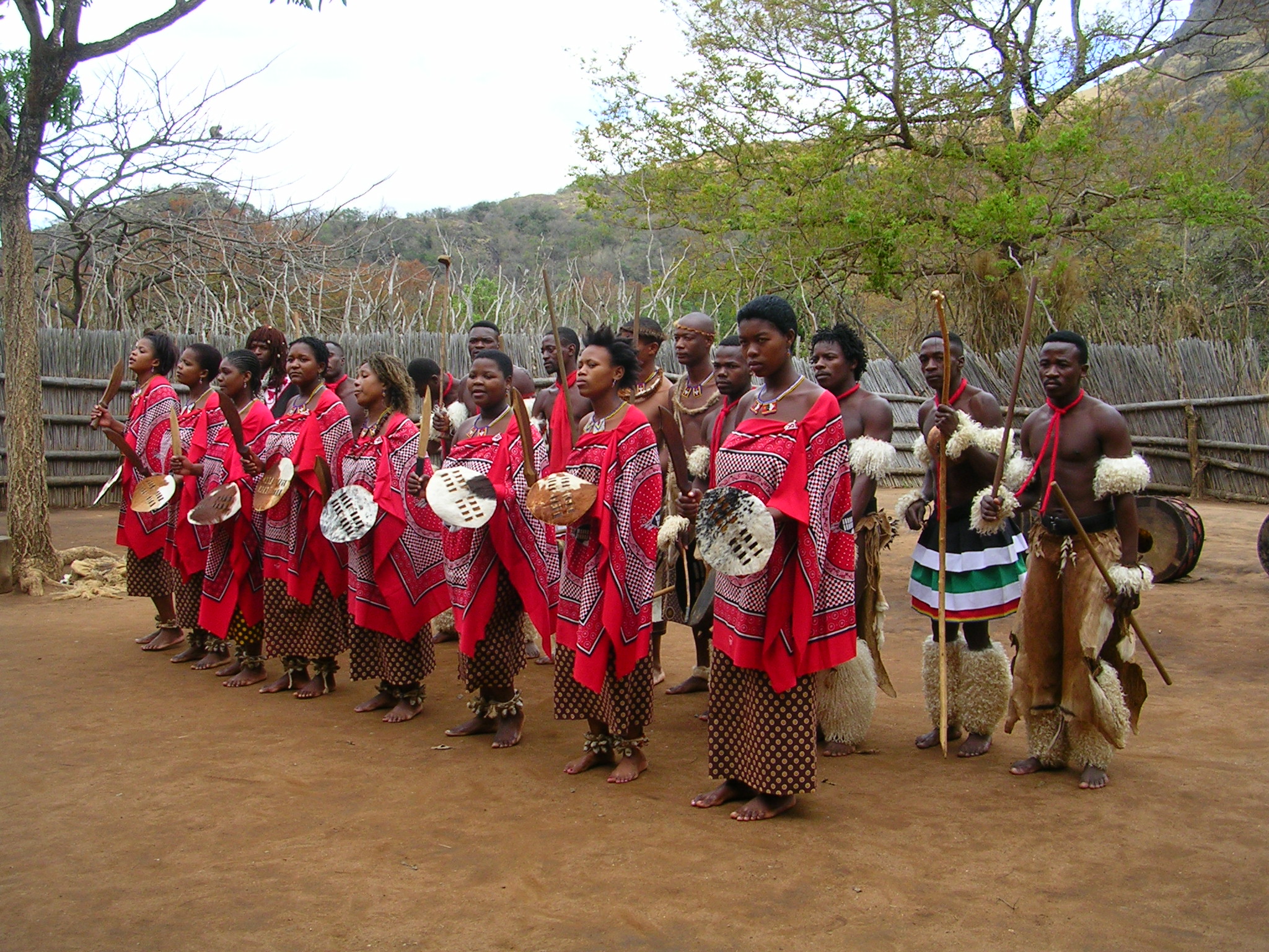 Sekumpulan orang Swazi mempersembahkan tarian tradisional