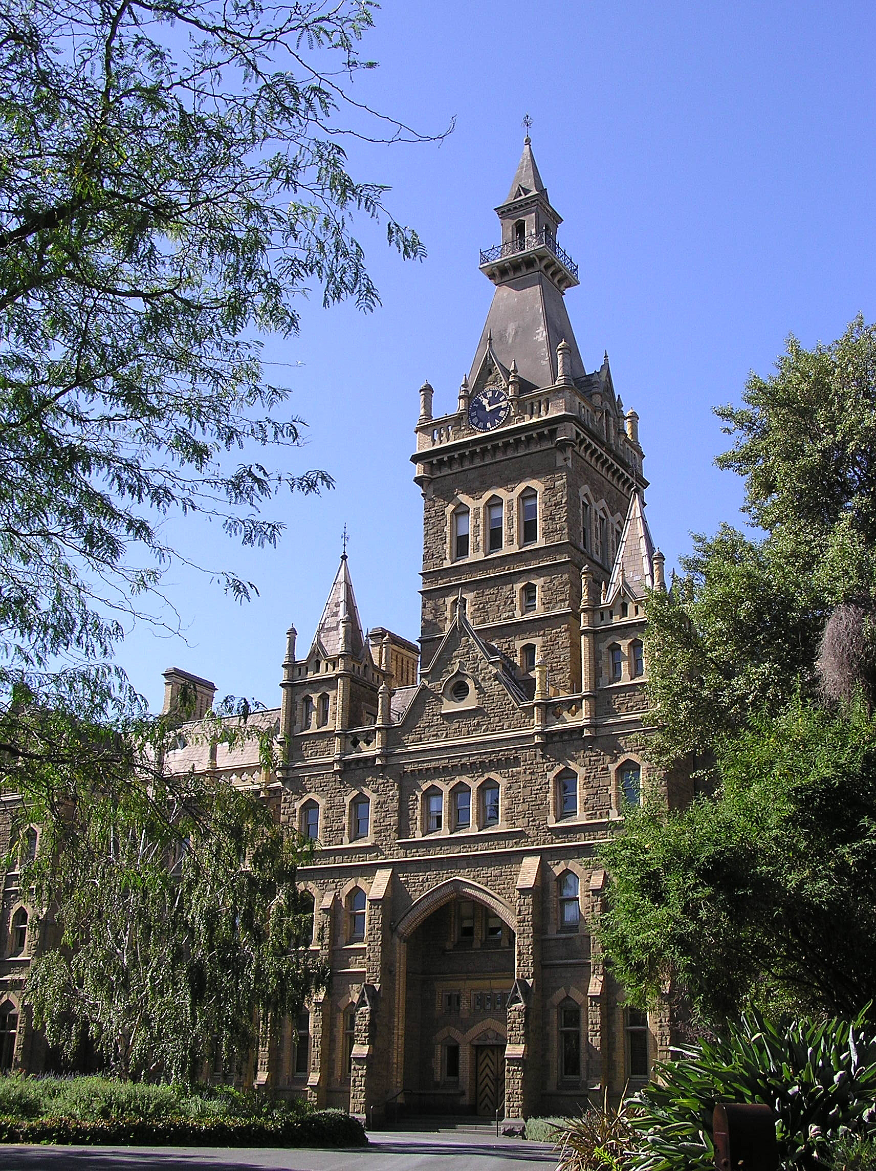 Australia mempunyai nisbah pelajar antarabangsa per kapita tertinggi di dunia, dengan Melbourne menduduki tempat kelima di kalangan Bandar Pelajar Terbaik QS 2023 (Universiti Melbourne digambarkan).