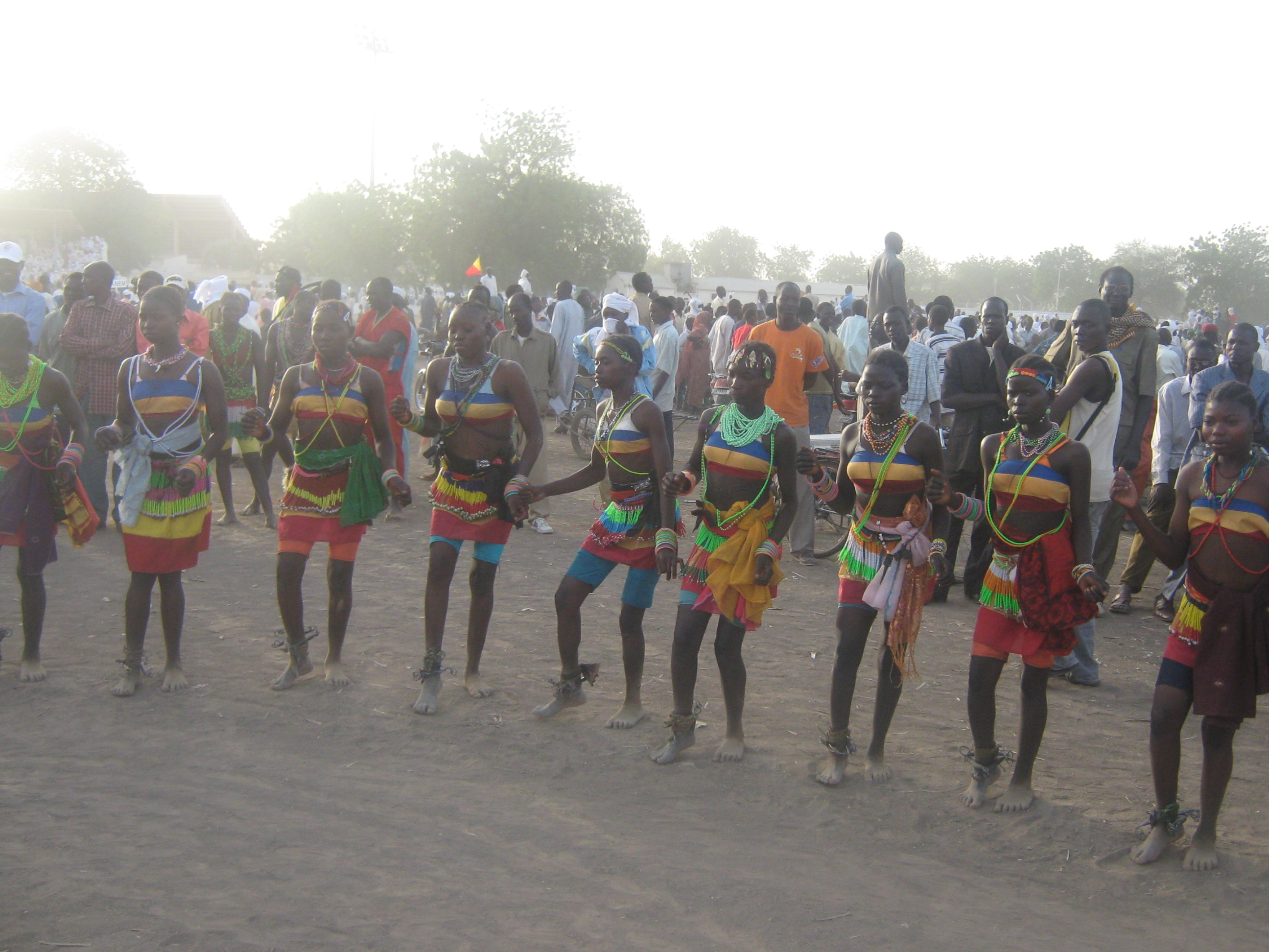 Gadis-gadis Mboum menari di Chad.