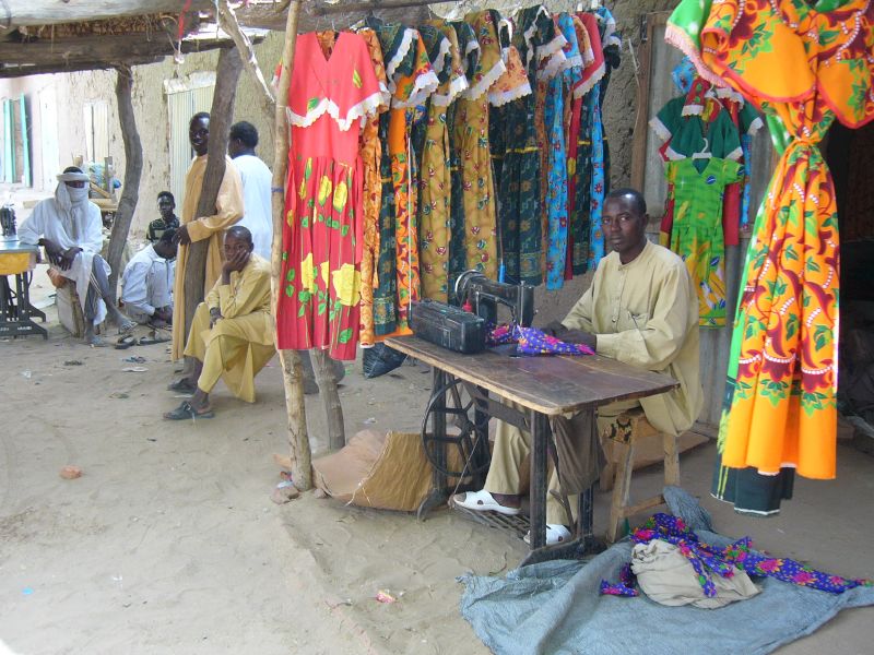 Seorang tukang jahit Chad menjual pakaian tradisional.
