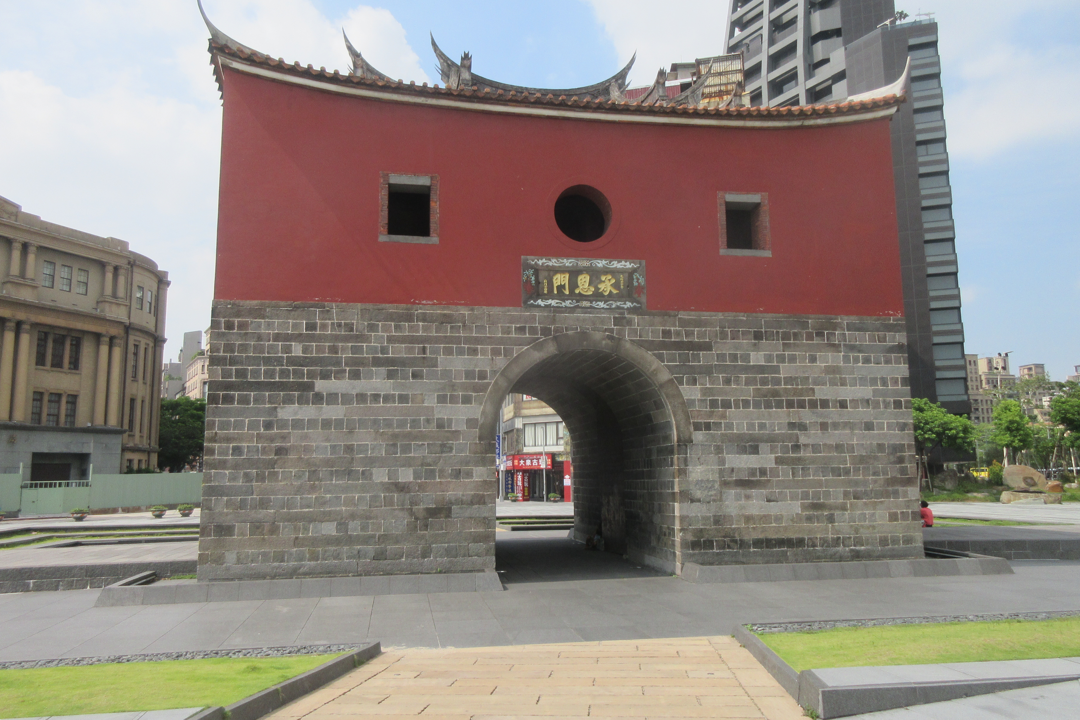 Pintu Utara Taipei, dibina pada tahun 1884, adalah sebahagian daripada Tembok Taipei.