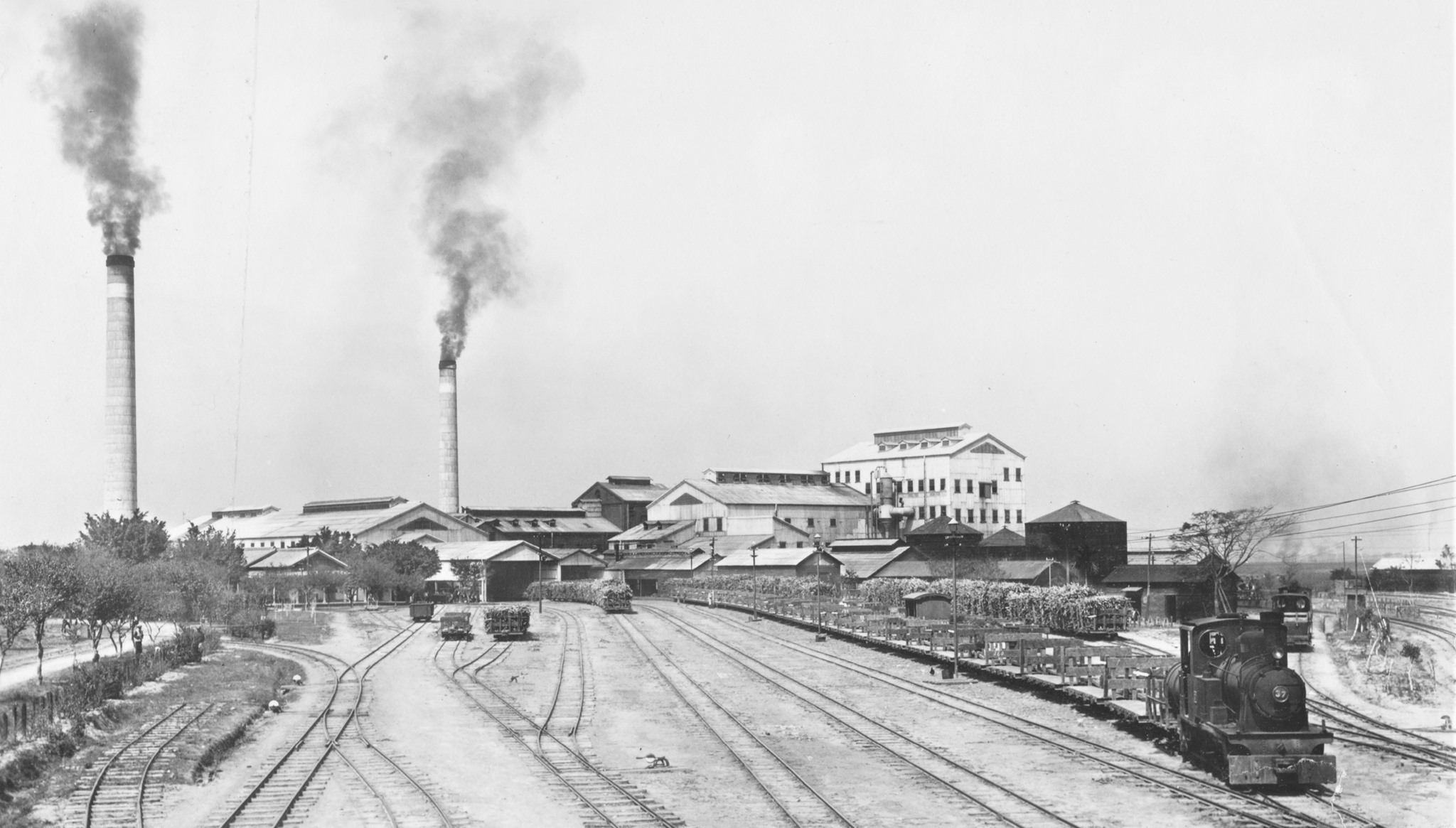 Sebuah kilang tebu dan landasan keretanya di Tainan pada tahun 1930-an