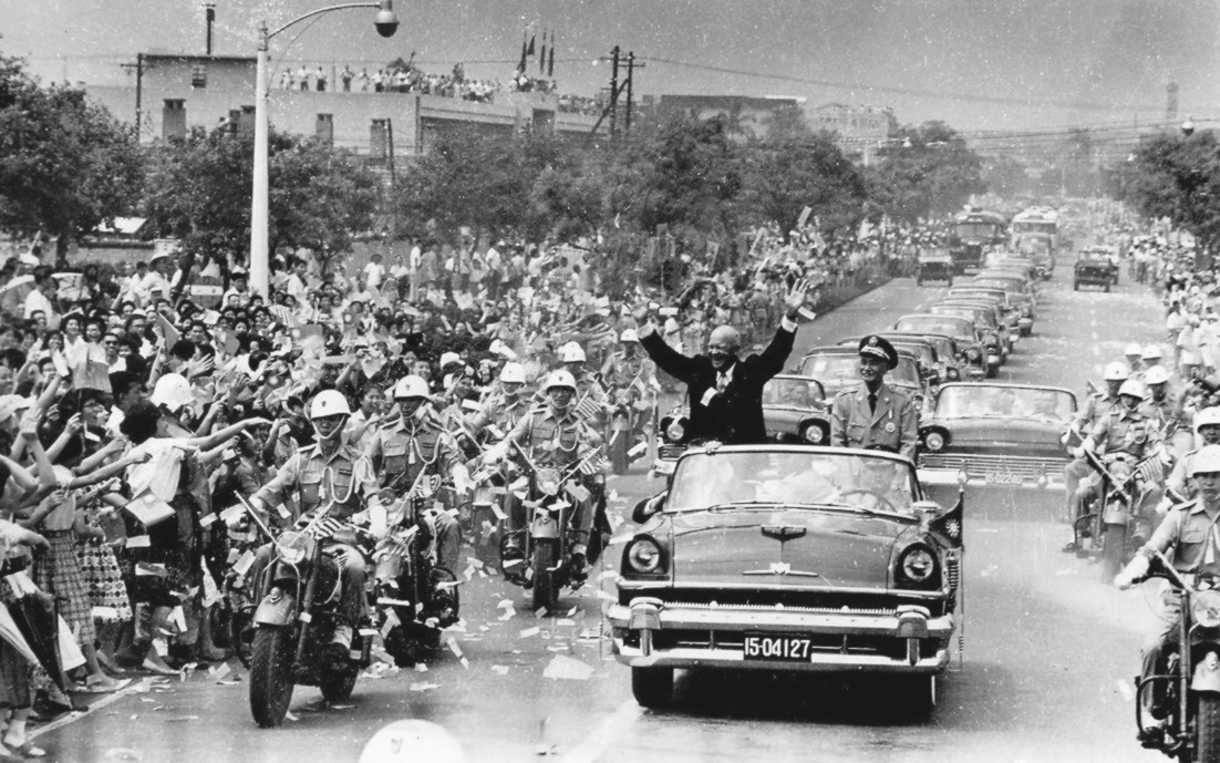 Bersama Chiang Kai-shek, presiden AS Dwight D. Eisenhower melambai kepada orang ramai semasa lawatannya ke Taipei pada Jun 1960.