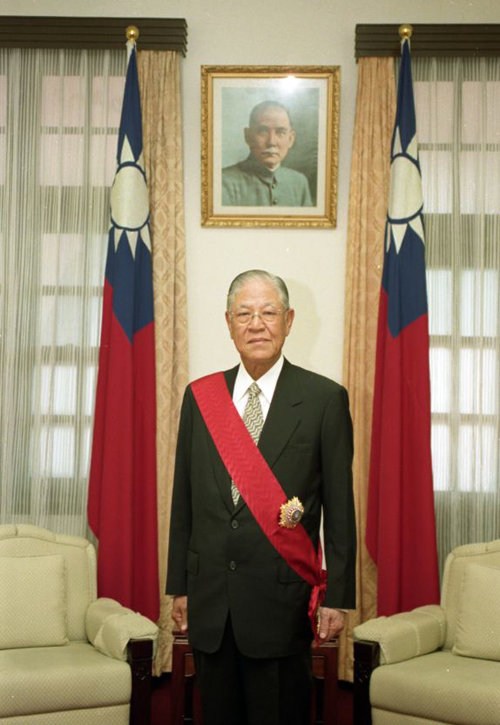 Pada tahun 1988, Lee Teng-hui menjadi presiden pertama Republik China yang dilahirkan di Taiwan dan merupakan yang pertama dipilih secara langsung pada tahun 1996.