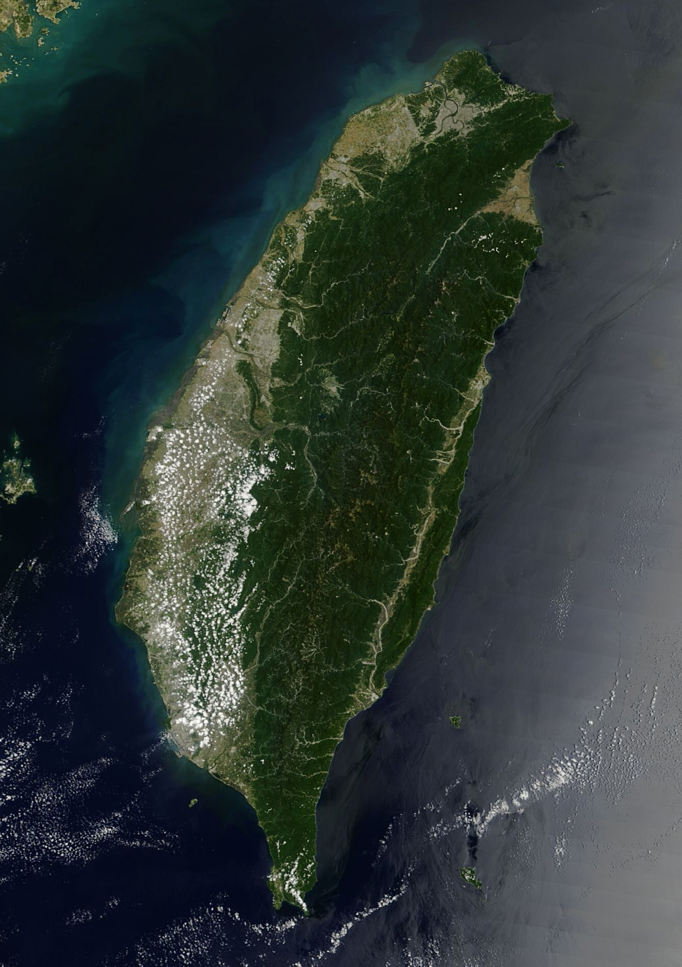 Imej satelit Taiwan, menunjukkan ia kebanyakannya bergunung-ganang di timur, dengan dataran landai di barat. Kepulauan Penghu berada di barat pulau utama.