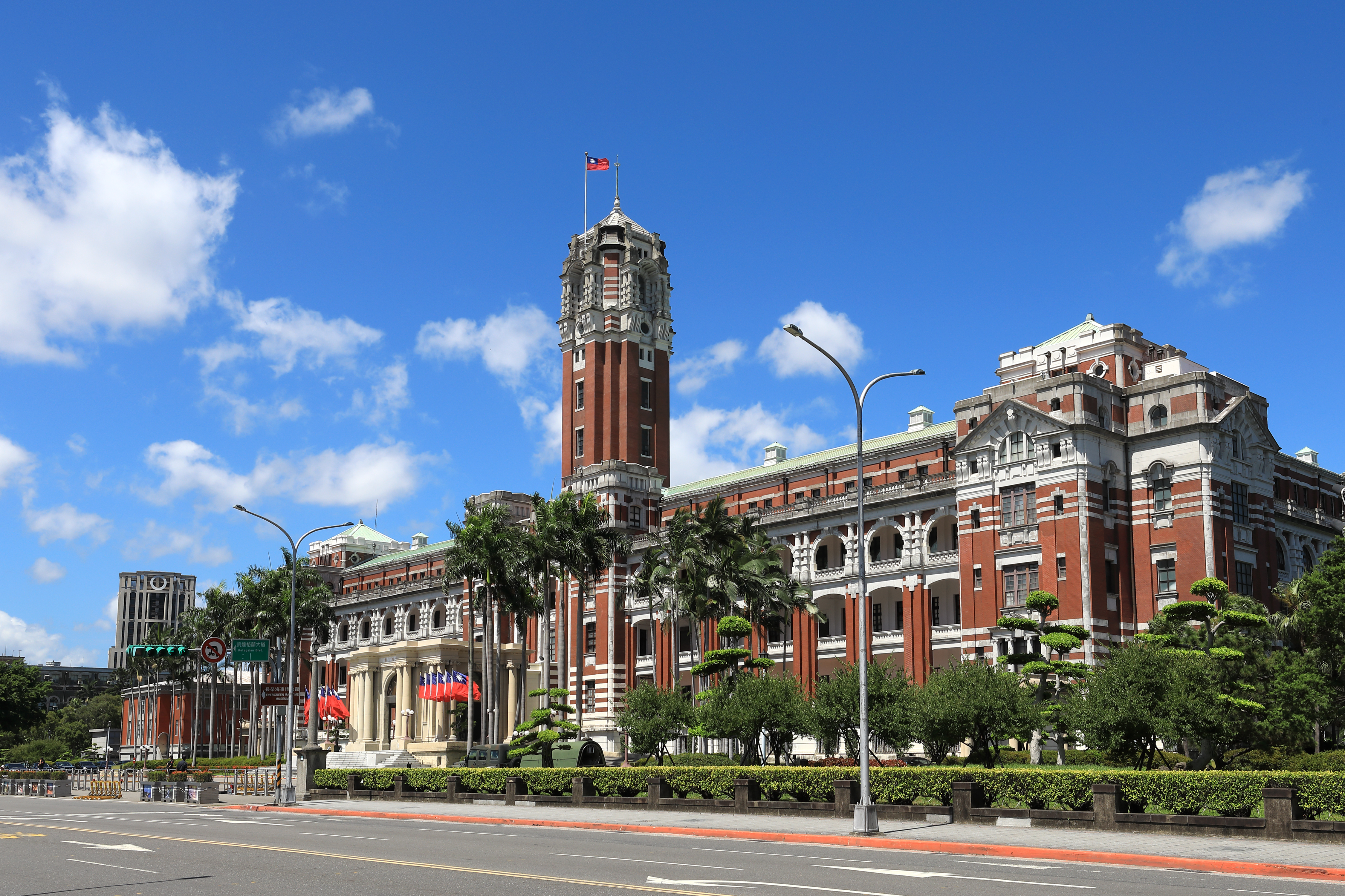 Presiden Taiwan yang dipilih secara popular tinggal di Bangunan Pejabat Presiden, Taipei, yang asalnya dibina pada zaman Jepun untuk gabenor kolonial.