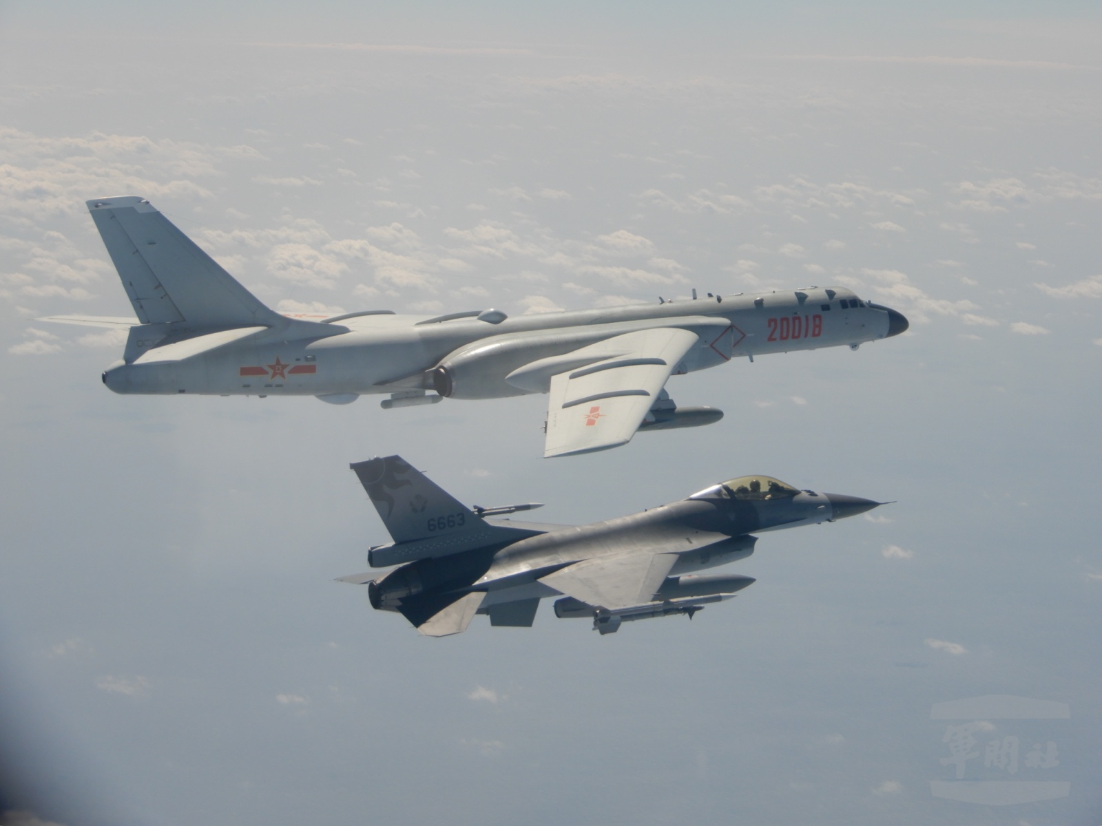 Sebuah jet pejuang F-16 Taiwan terbang bersebelahan dengan sebuah pesawat pengebom H-6 China (atas) di ADIZ Taiwan.