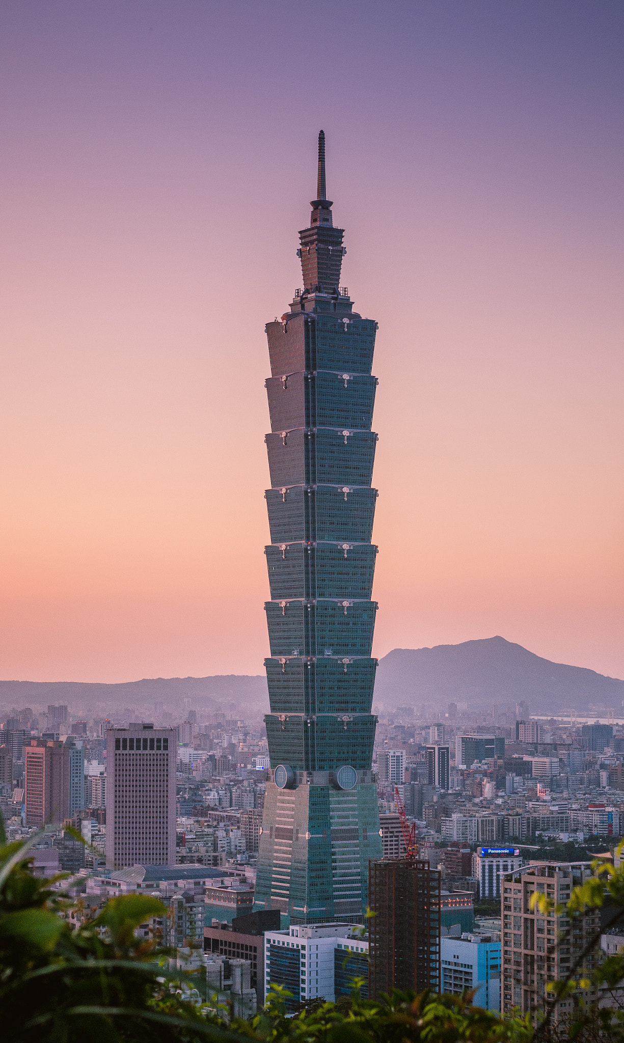 alt=Foto menara Taipei 101 berlatarbelakangkan langit biru.
