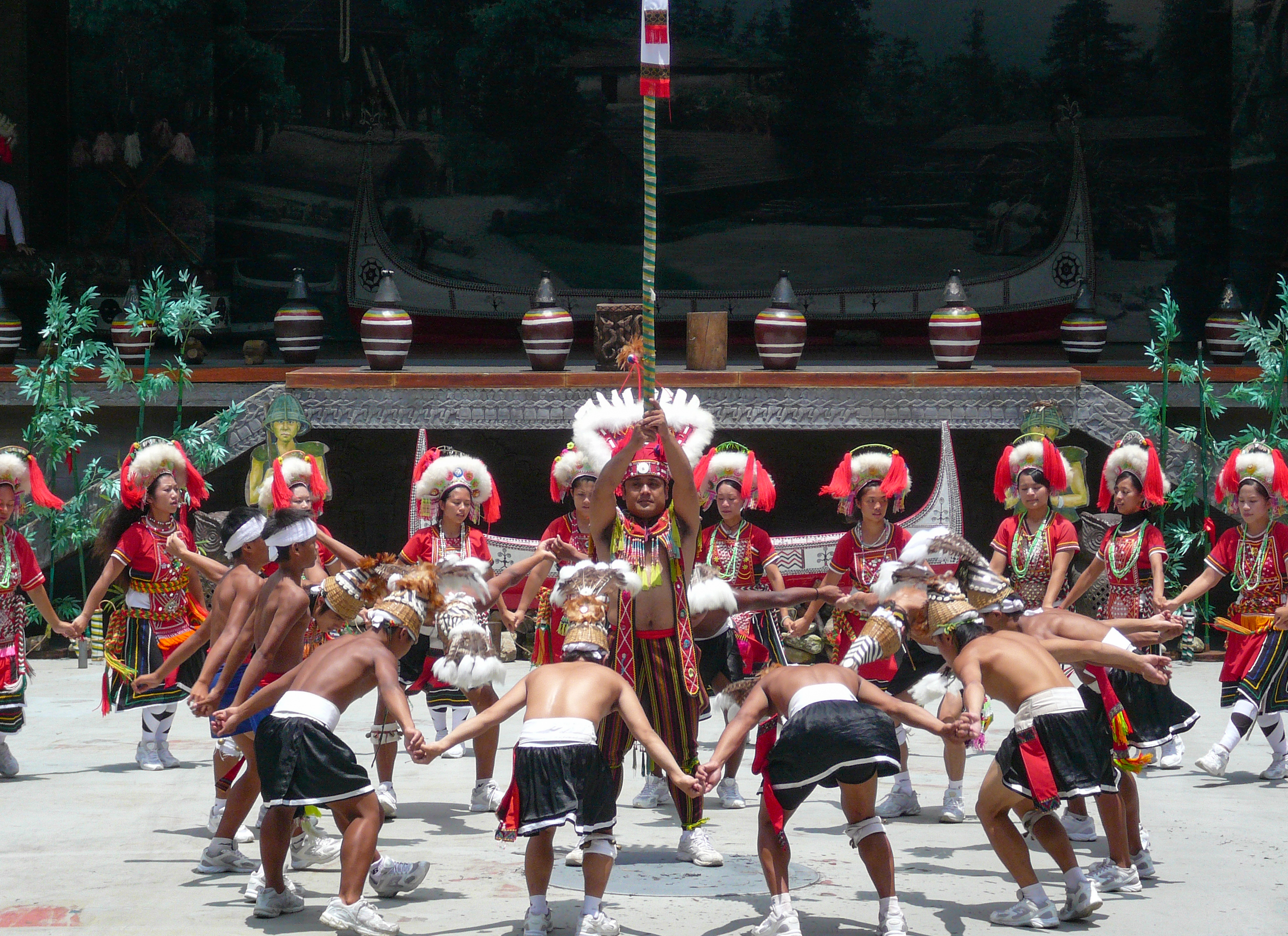 Suku Amis Taiwan menampilkan tarian tradisional