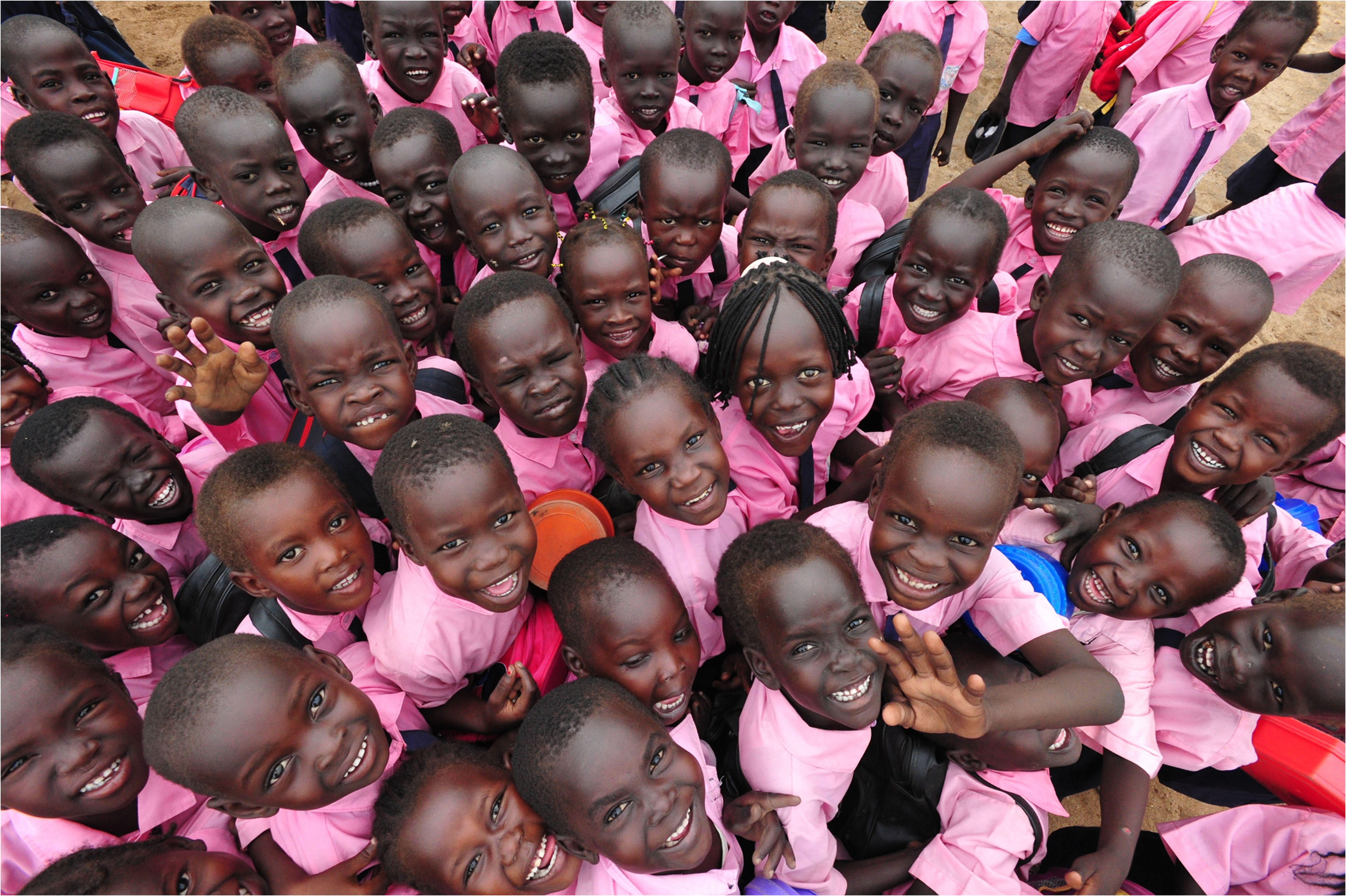 Kanak-kanak sekolah luar bandar yang mengambil bahagian dalam projek Arahan Radio Interaktif Sudan Selatan yang dibiayai oleh USAID, Julai 2010