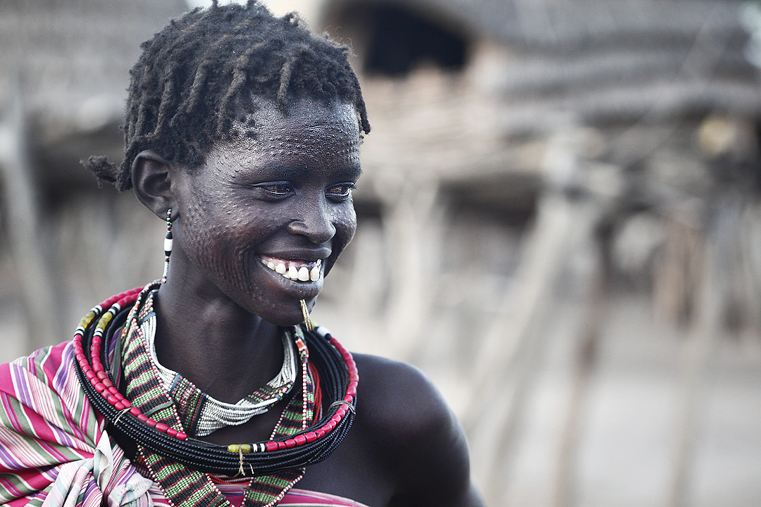 Wanita yang diparut, Sudan Selatan, 2011