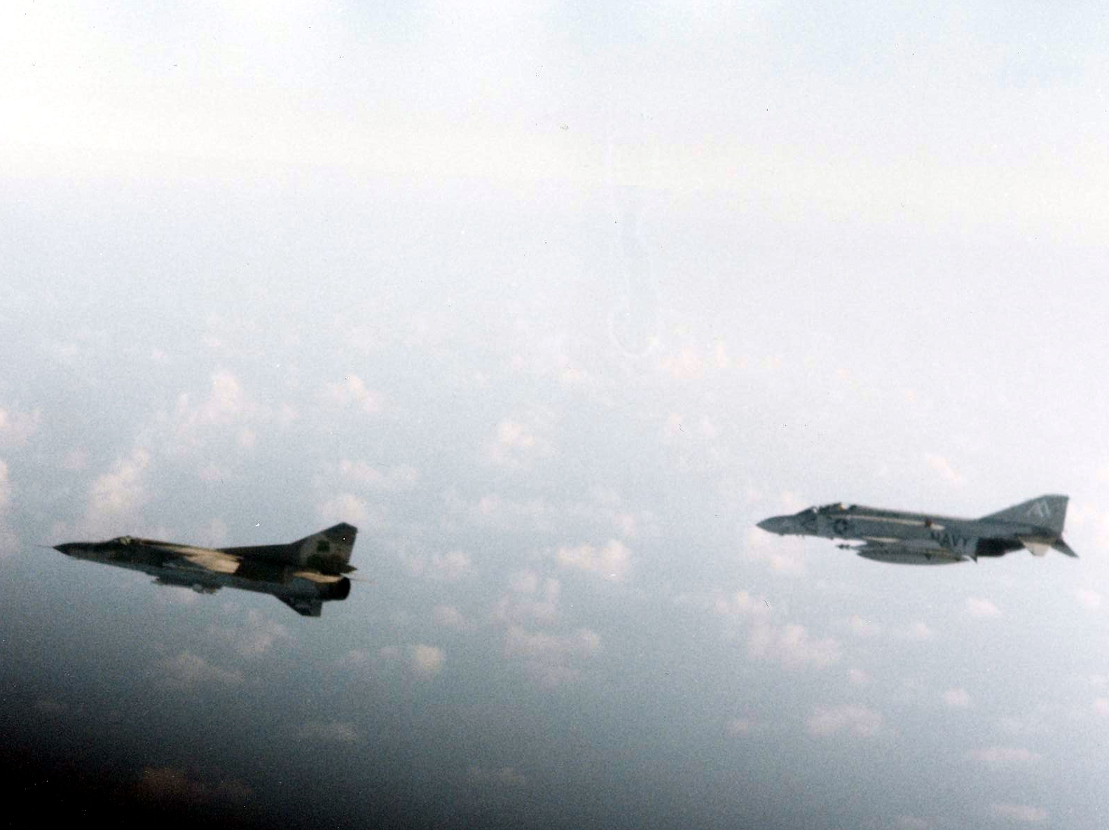 F-4J VF-74 bersama MiG-23 Libya di Teluk Sidra pada tahun 1981