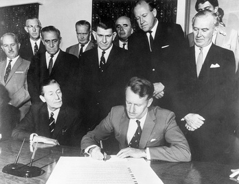 Ian Smith menandatangani Deklarasi Kemerdekaan Sepihak pada 11 November 1965 dengan kabinetnya sebagai saksi