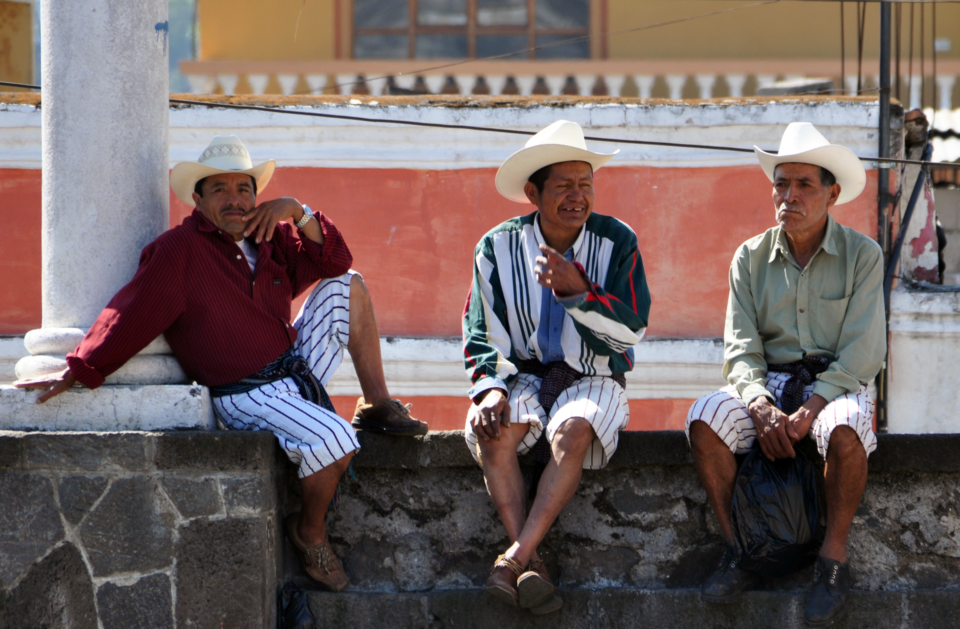 Những người đàn ông người Tz'utujil ở Santiago Atitlán.