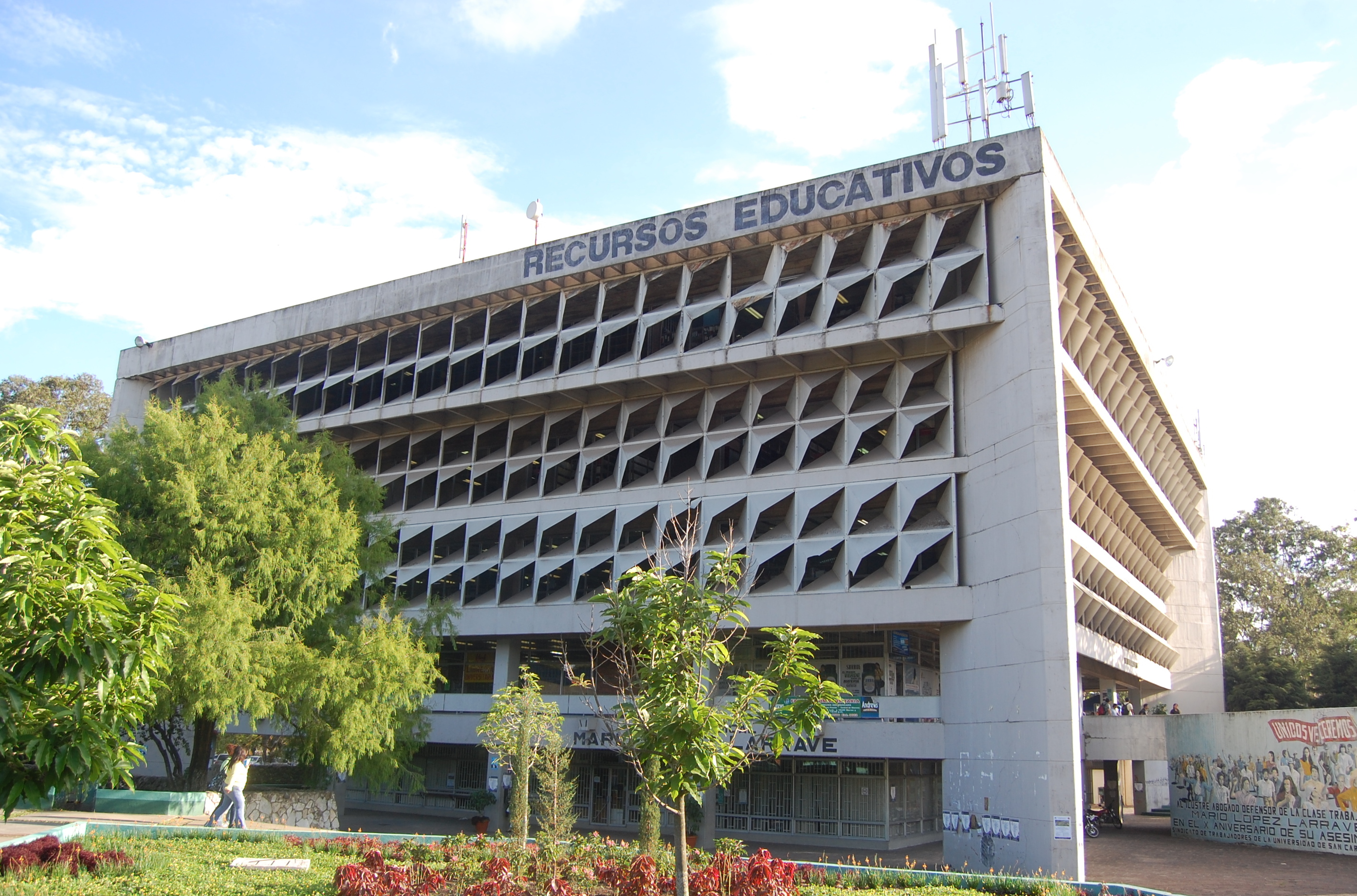 Thư viện của Đại học San Carlos, trường đại học thứ tư được thành lập ở châu Mỹ.