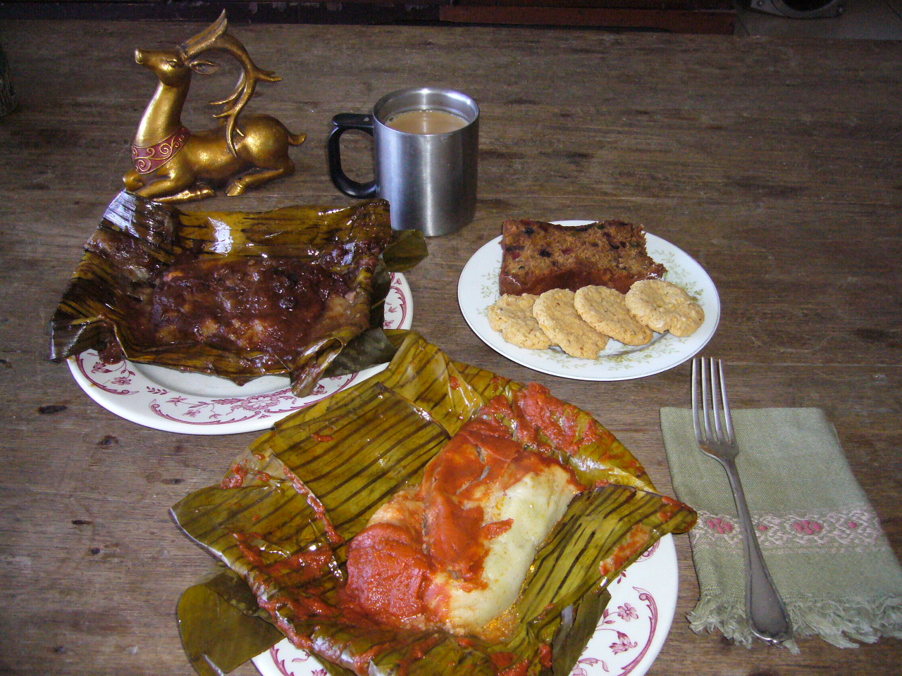 Tamales đen và đỏ ở Guatemala.
