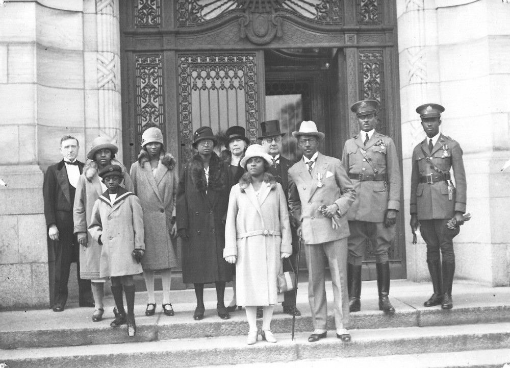 1927년 헤이그 평화궁 계단에서 수행원들과 함께 있는 라이베리아 제17대 대통령 찰스 D. B. 킹(1920년~1930년).