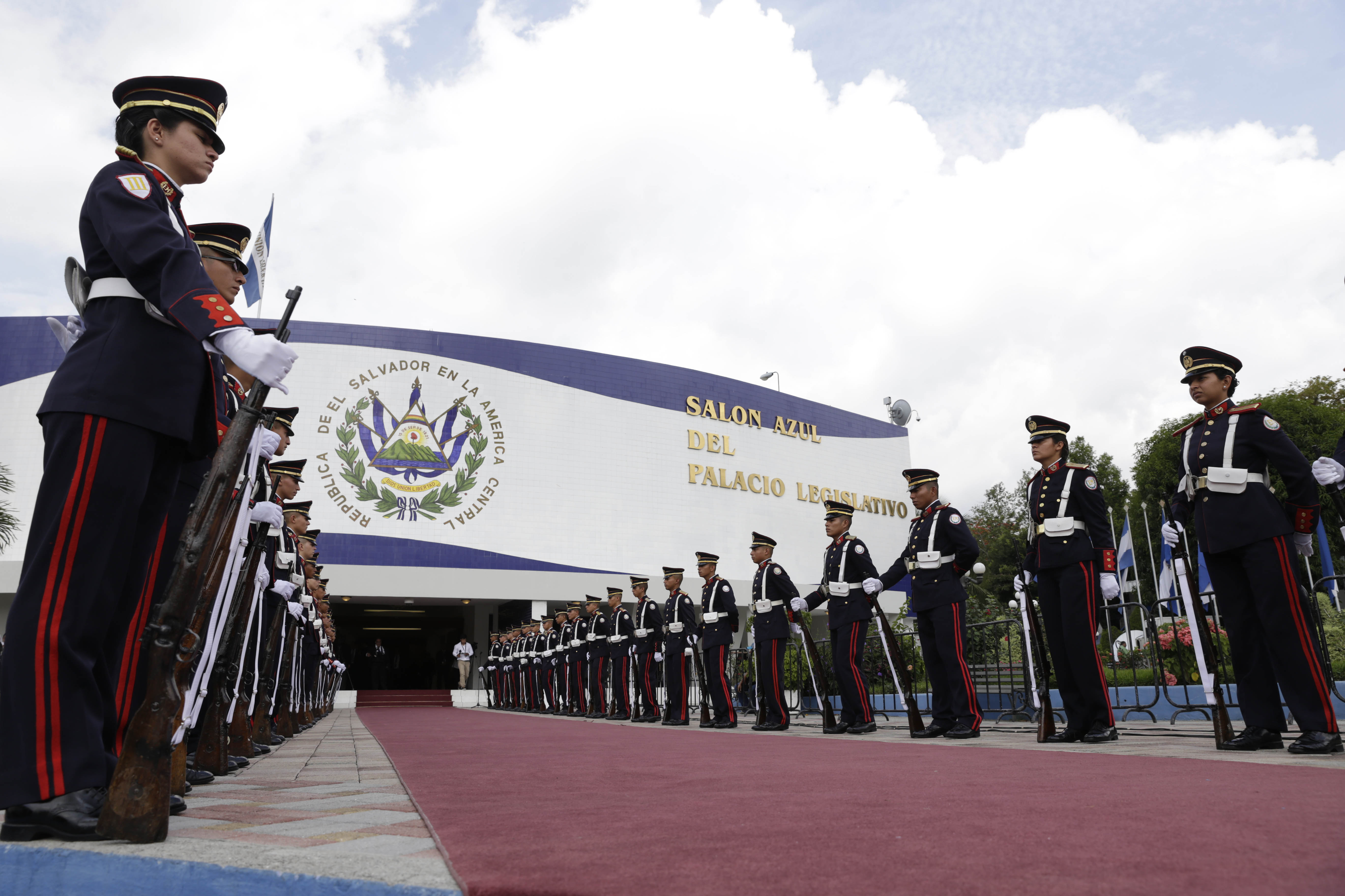 Các học viên sĩ quan Salvador tại Quốc hội Lập pháp El Salvador.