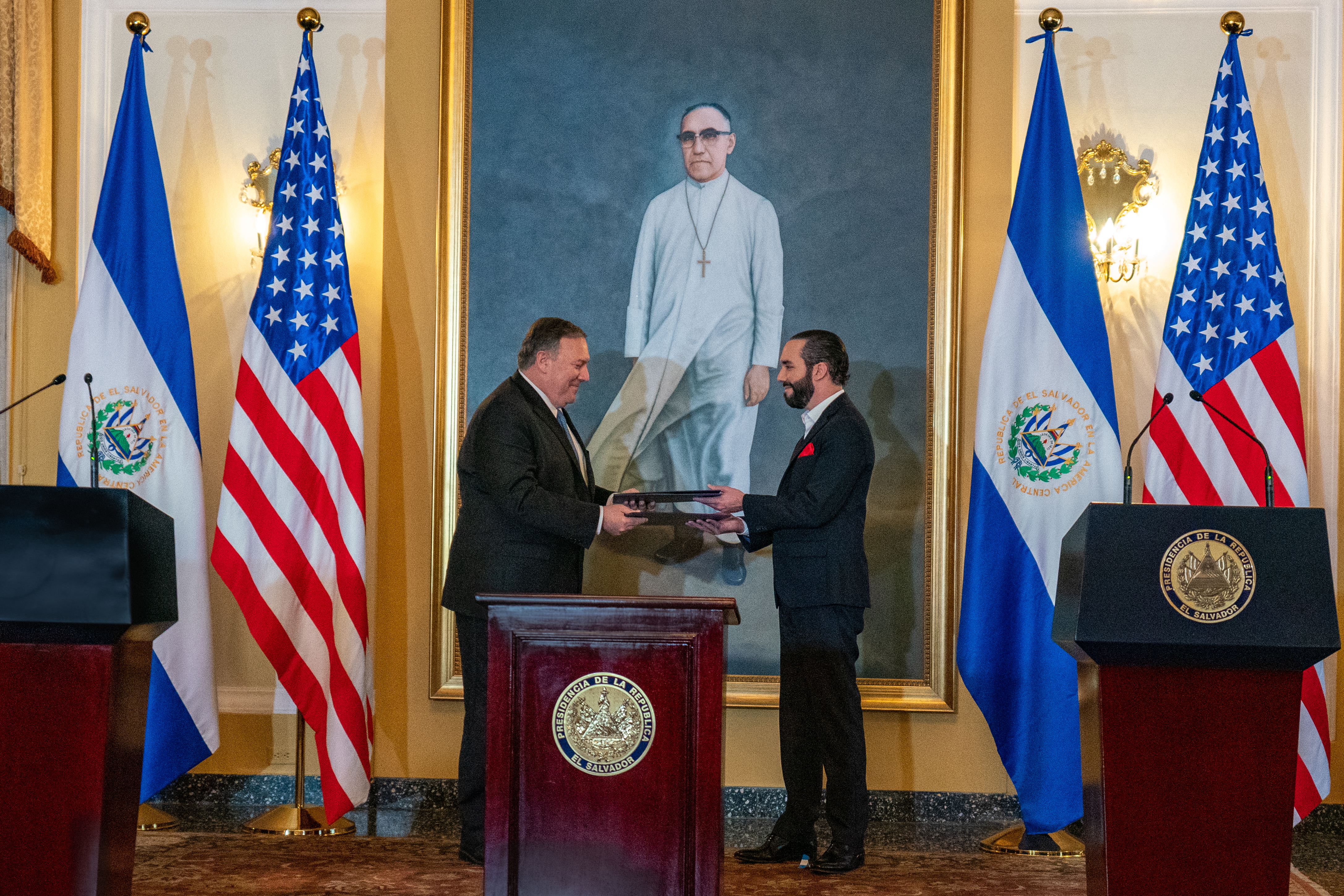 Bộ trưởng Ngoại giao Hoa Kỳ Mike Pompeo tham gia lễ ký kết Gia hạn Thuê CSL với Tổng thống El Salvador Nayib Bukele
