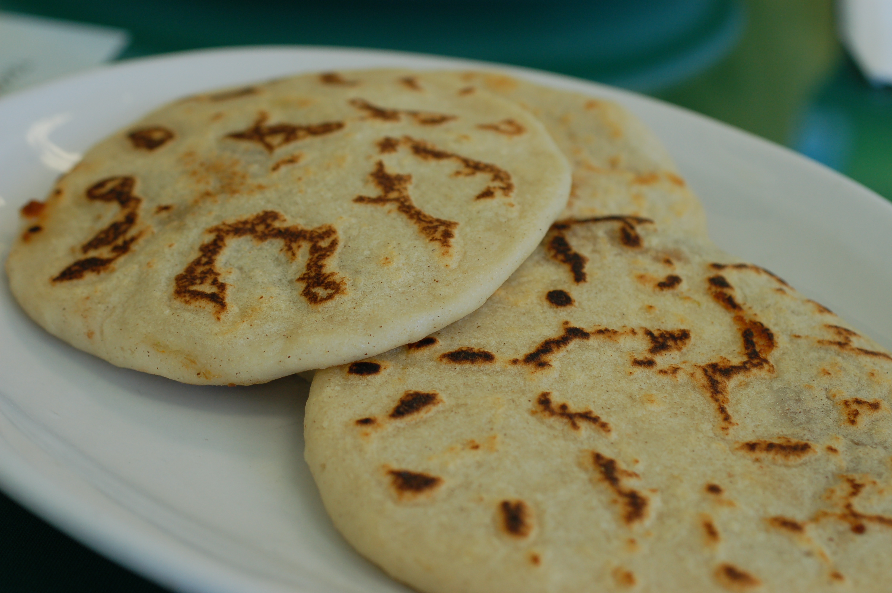 Pupusas, món ăn quốc gia và nổi tiếng nhất của El Salvador.