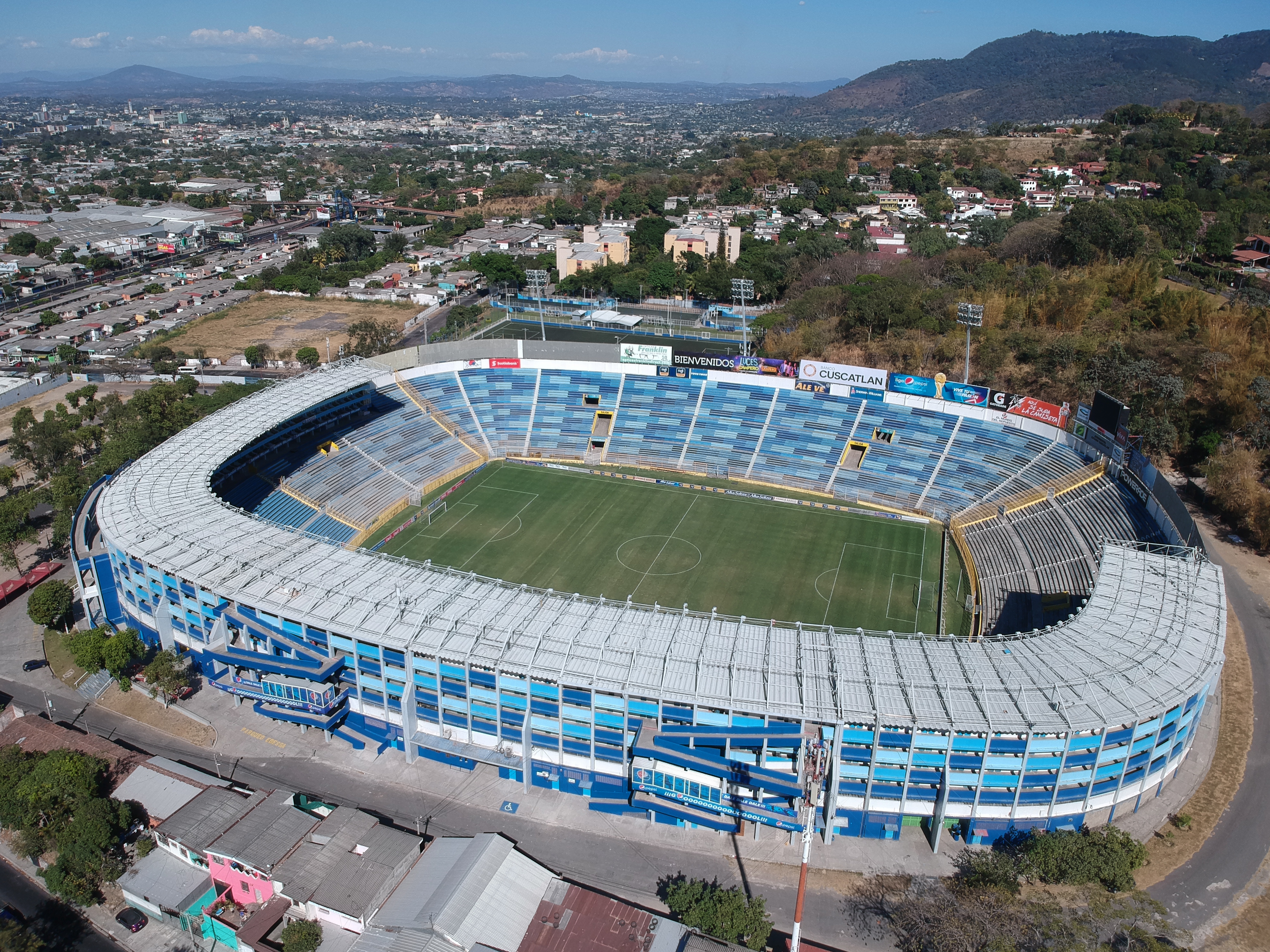 Sân vận động Cuscatlán ở San Salvador là sân vận động lớn nhất ở Trung Mỹ