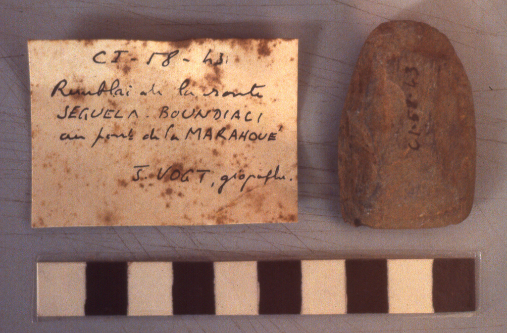 Kapak batu yang digilap dari zaman prasejarah dari Boundiali di utara Côte d'Ivoire, gambar diambil di Muzium Seni Afrika IFAN di Dakar, Senegal.