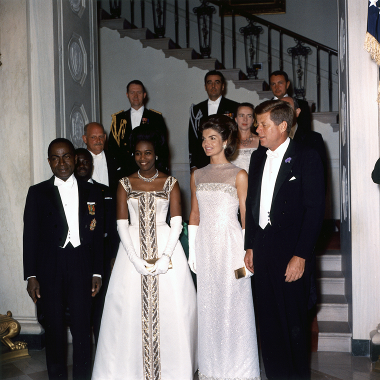 1962年、ホワイトハウスの玄関ホールでジョン・F・ケネディ大統領夫妻と並ぶフェリックス・ウフェ=ボワニ大統領とマリー=テレーズ・ウフェ=ボワニ夫人