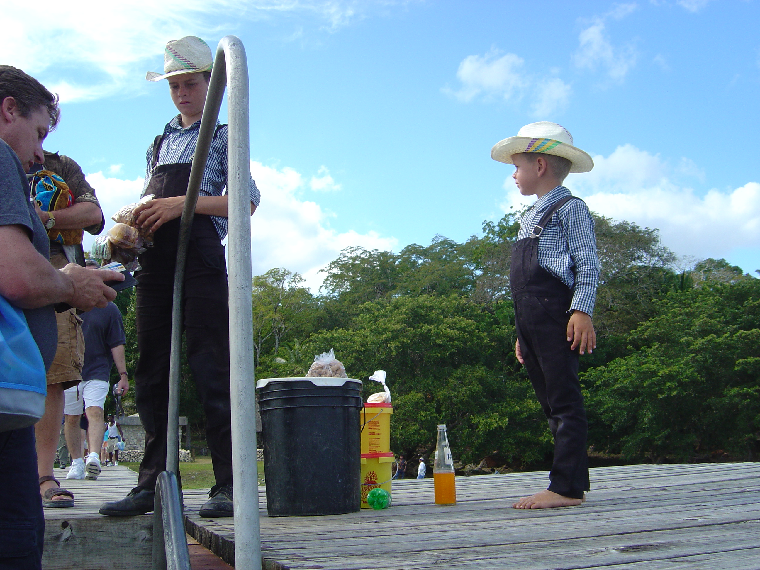Trẻ em Mennonite bán đậu phộng gần Lamanai ở Belize.