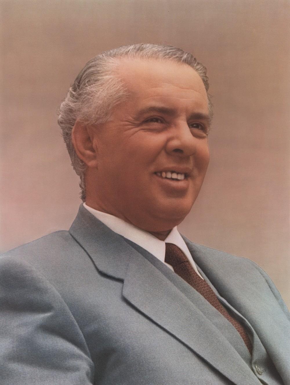 Enver Hoxha là nhà lãnh đạo sáng lập Albania cộng sản và là người cai trị nước này trong hơn bốn thập kỷ, thực hiện một chế độ được đánh dấu bằng chủ nghĩa độc đoán và chủ nghĩa biệt lập