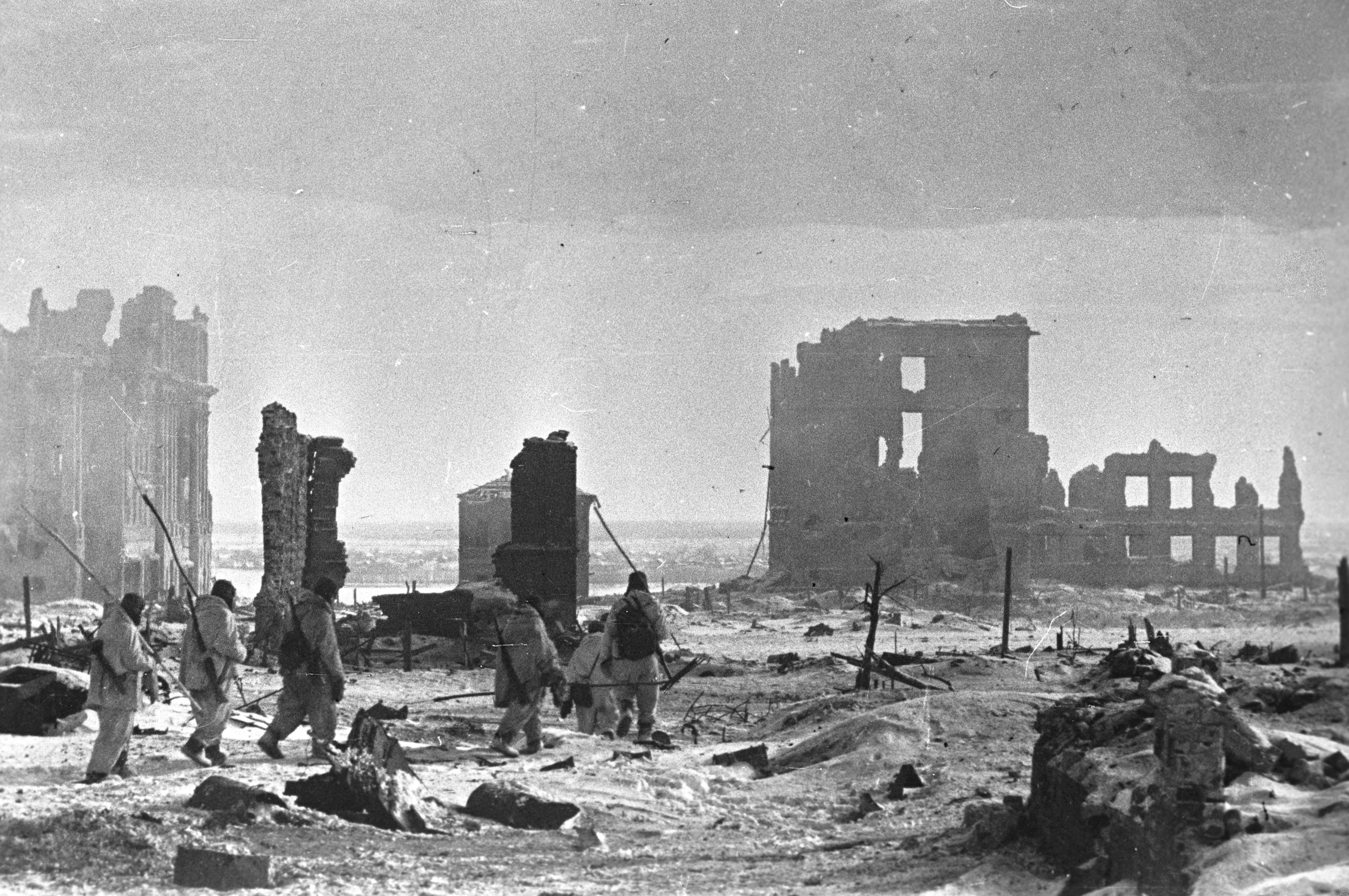 Pertempuran Stalingrad, pertempuran terbesar dan paling berdarah dalam sejarah peperangan, berakhir pada tahun 1943 dengan kemenangan Soviet yang menentukan melawan tentara Jerman.