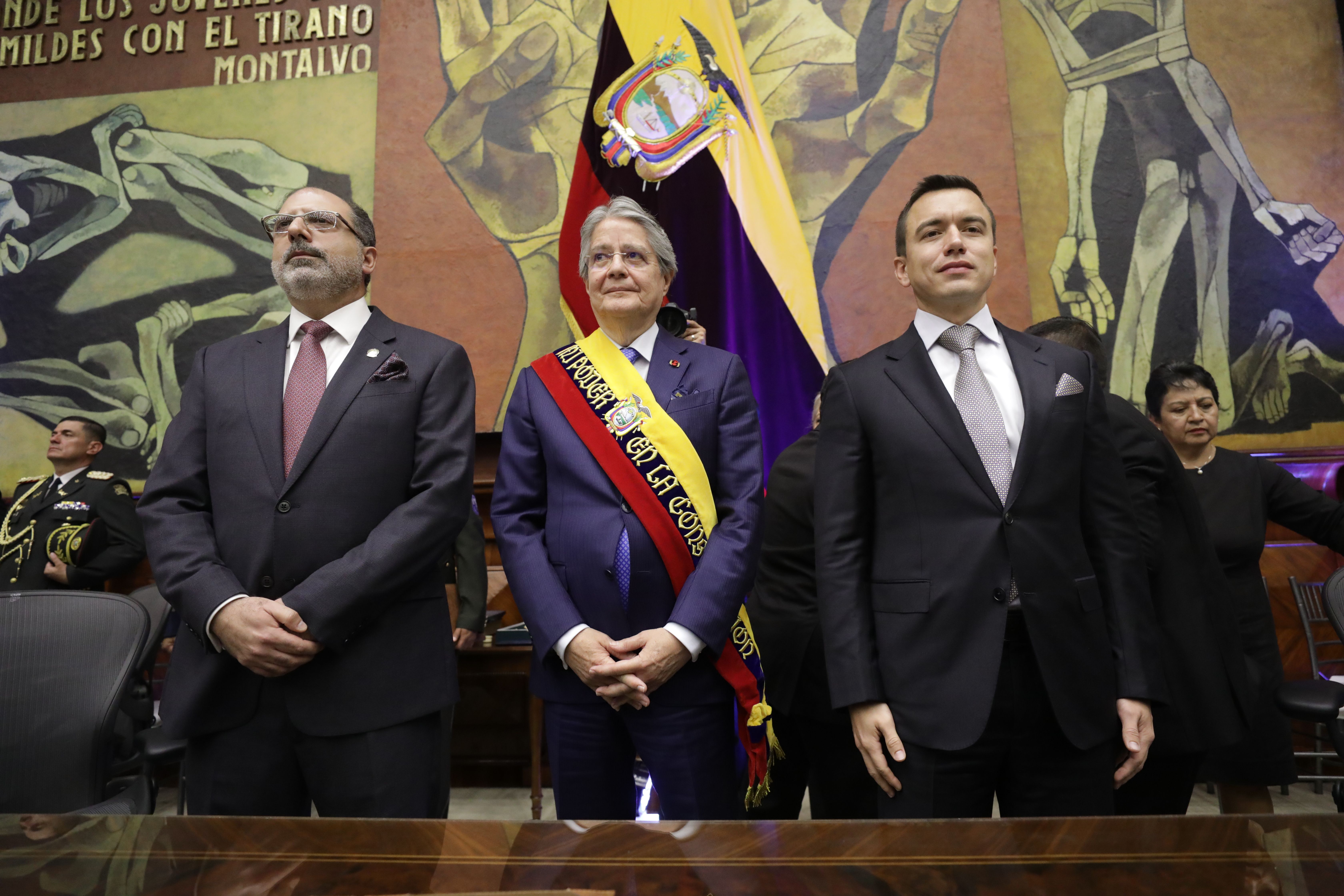Presiden yang akan lengser Guillermo Lasso (tengah) bersama Presiden terpilih Daniel Noboa (kanan) pada pelantikan Noboa bulan November 2023.