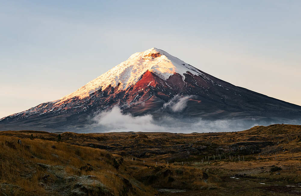 Gunung berapi Cotopaxi yang terkenal secara historis