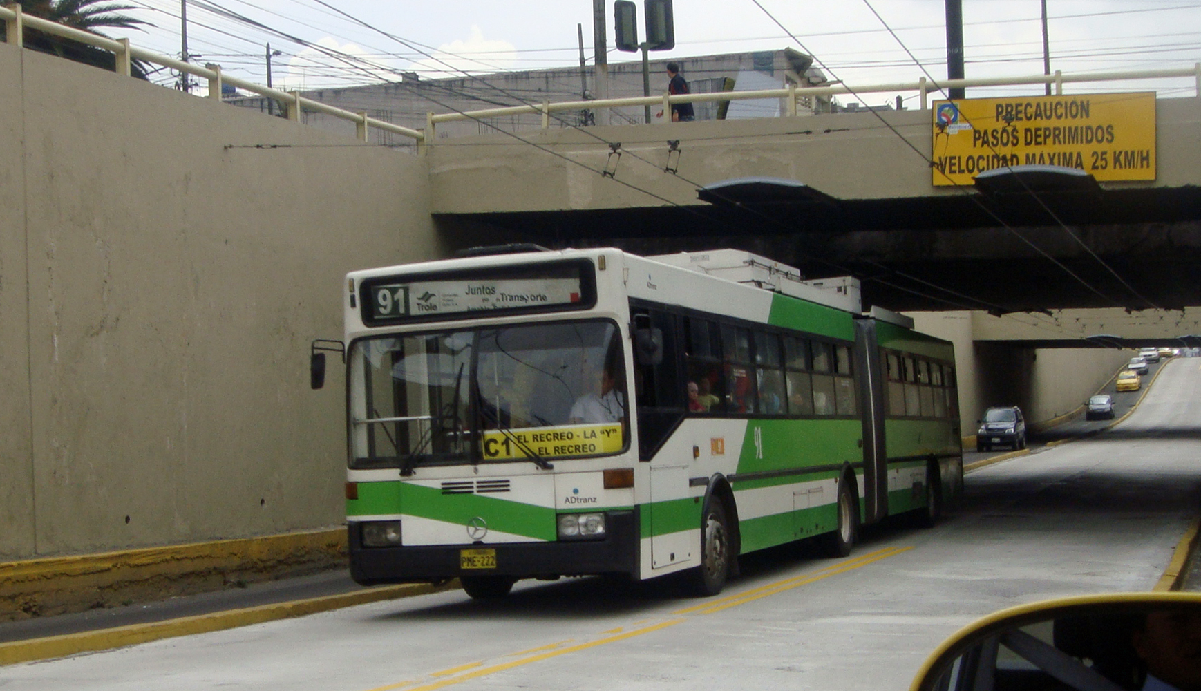 Sistem bus rapid transit Trolebús yang melintasi Quito. Ini adalah BRT utama di Ekuador.