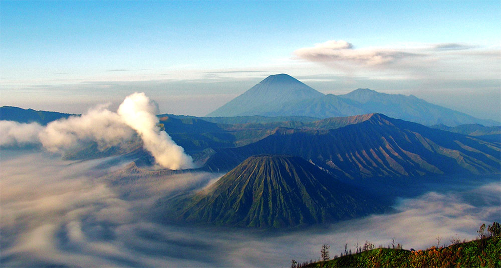 Gunung Semeru dan Gunung Bromo di Jawa Timur. Aktiviti seismik dan gunung berapi Indonesia adalah antara yang tertinggi di dunia.
