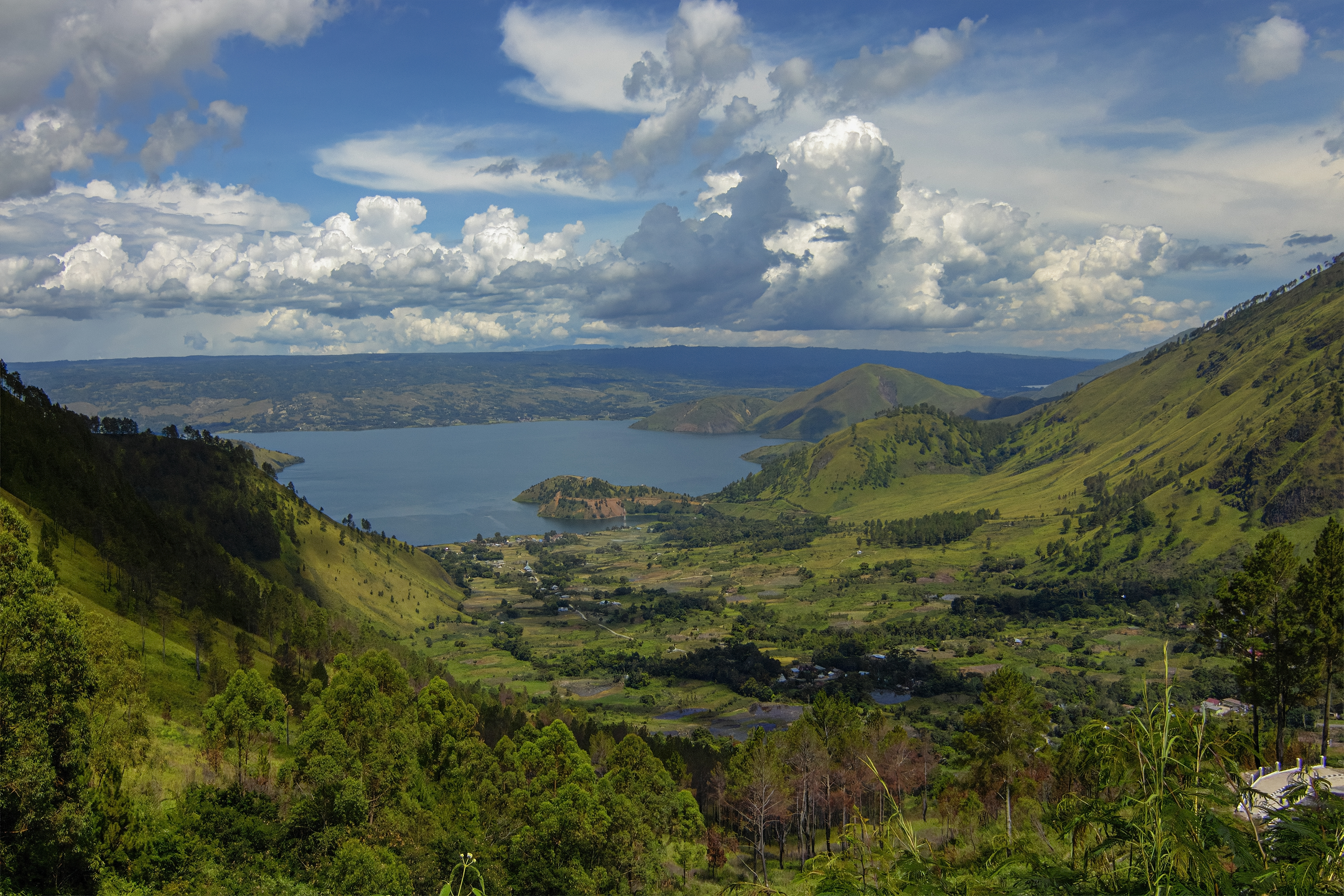 Danau Toba di Sumatera Utara, tasik gunung berapi terbesar di dunia. Indonesia terletak di kawasan Lingkaran Api Pasifik.