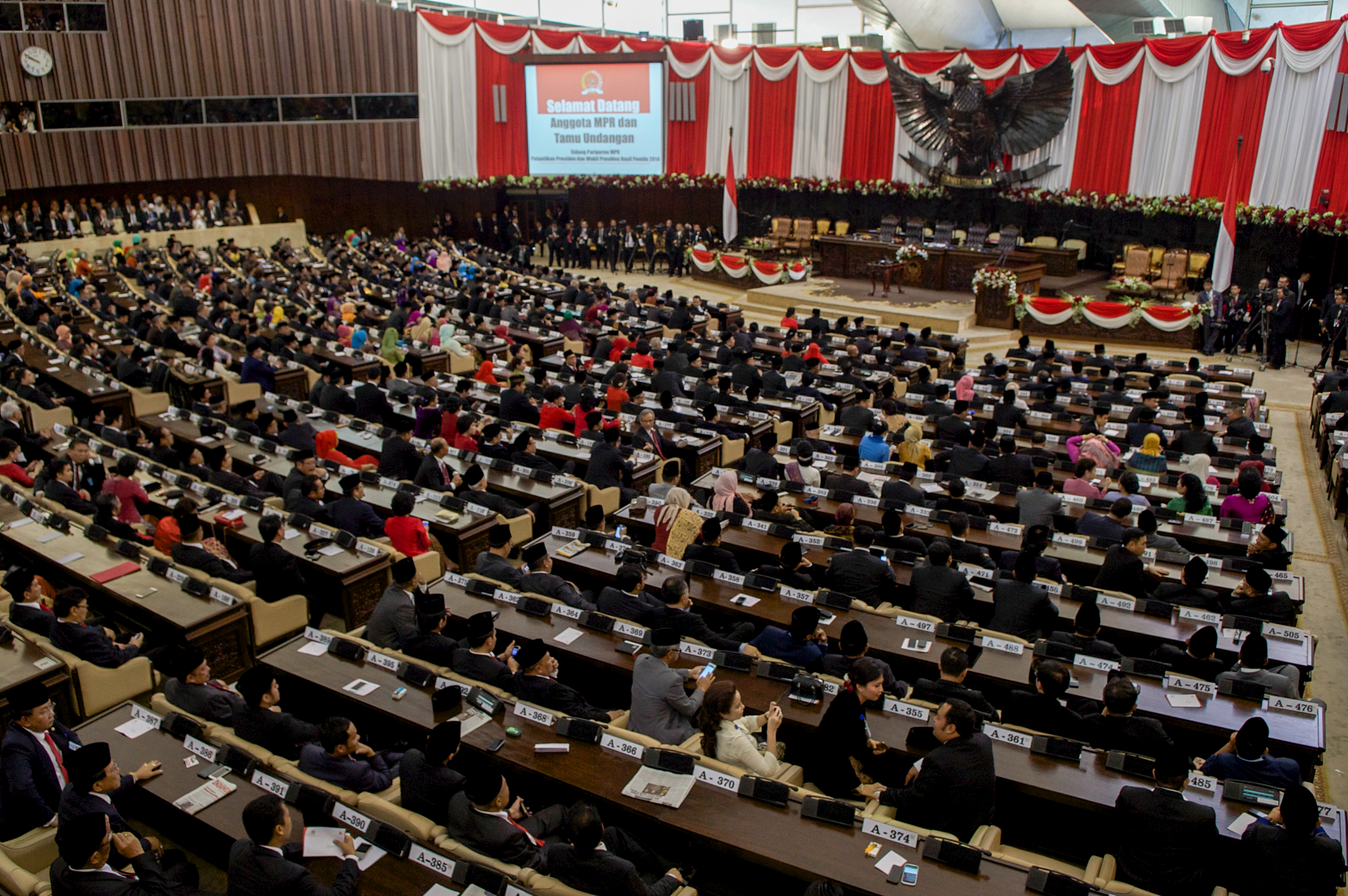 Majlis angkat sumpah presiden oleh MPR di Kompleks Parlimen Jakarta, 2014.