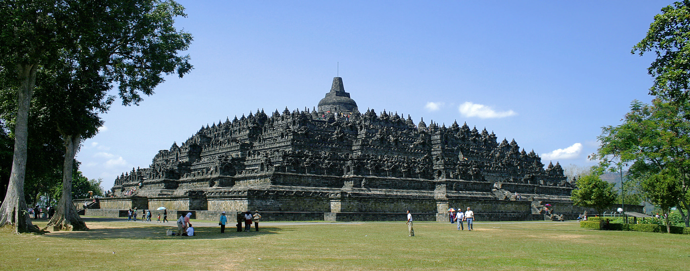 Borobudur di Jawa Tengah, kuil Buddha terbesar di dunia, adalah tarikan pelancong yang paling banyak dikunjungi di Indonesia.