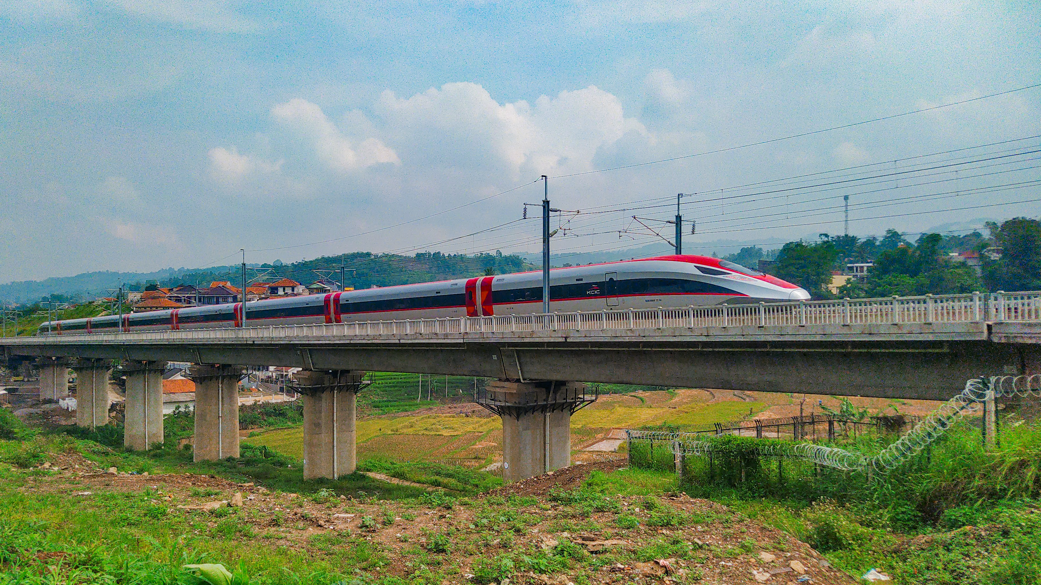 Indonesia adalah negara pertama di Asia Tenggara yang mengendalikan kereta api berkelajuan tinggi.