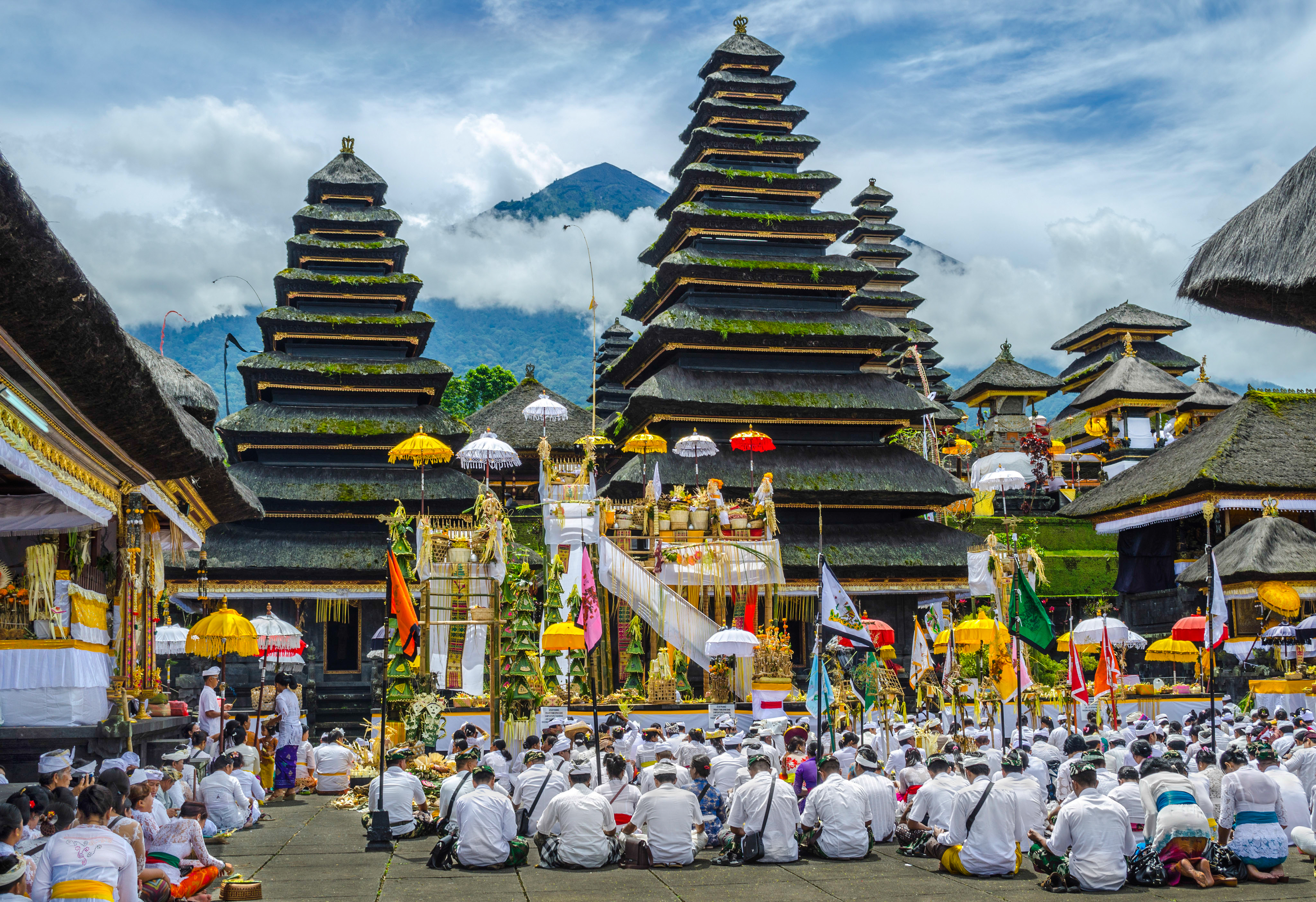 Upacara sembahyang Hindu di Pura Besakih di Bali, satu-satunya provinsi di mana Hinduisme adalah agama utama.