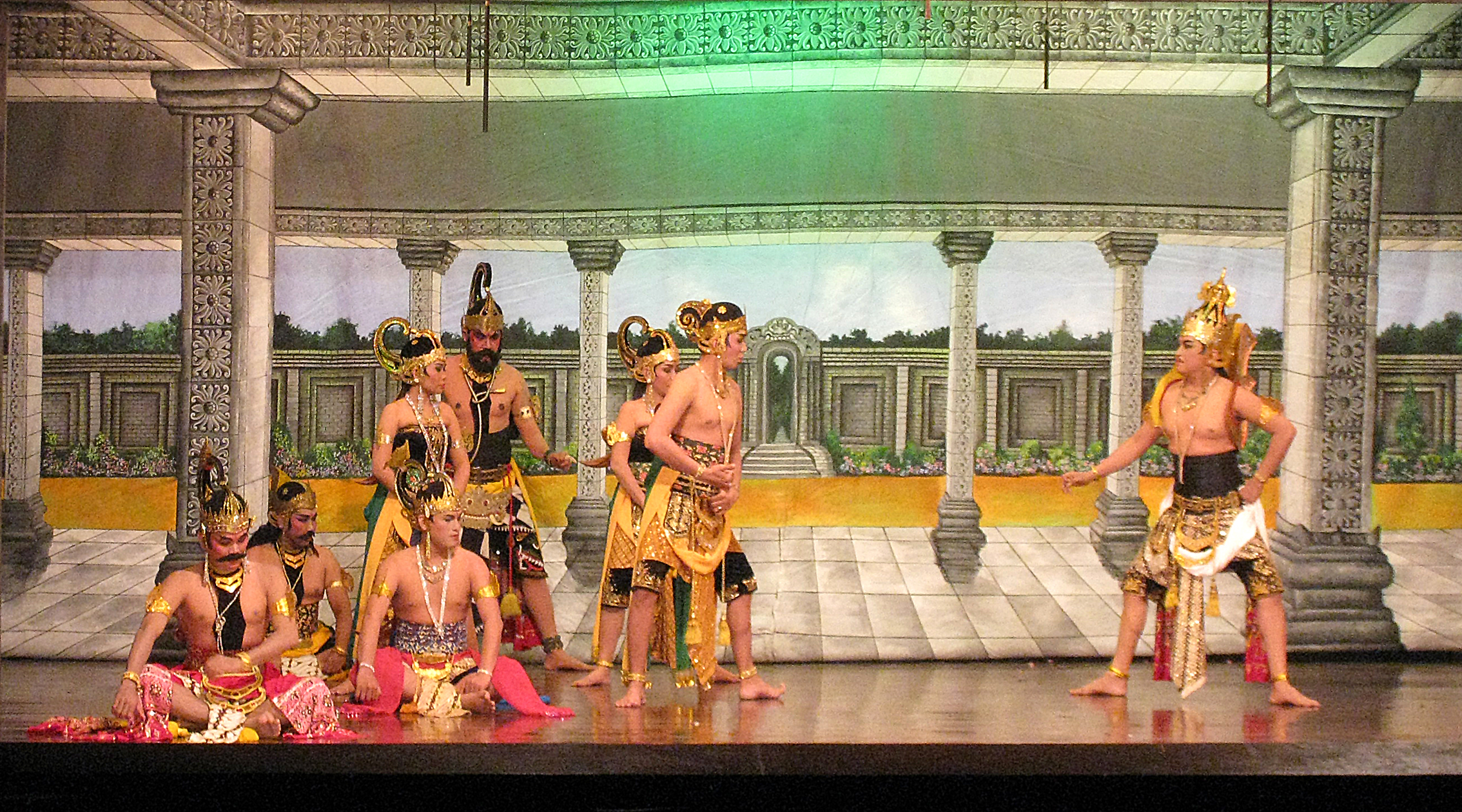 Pandawa dan Krishna dalam satu babak persembahan Wayang Wong.