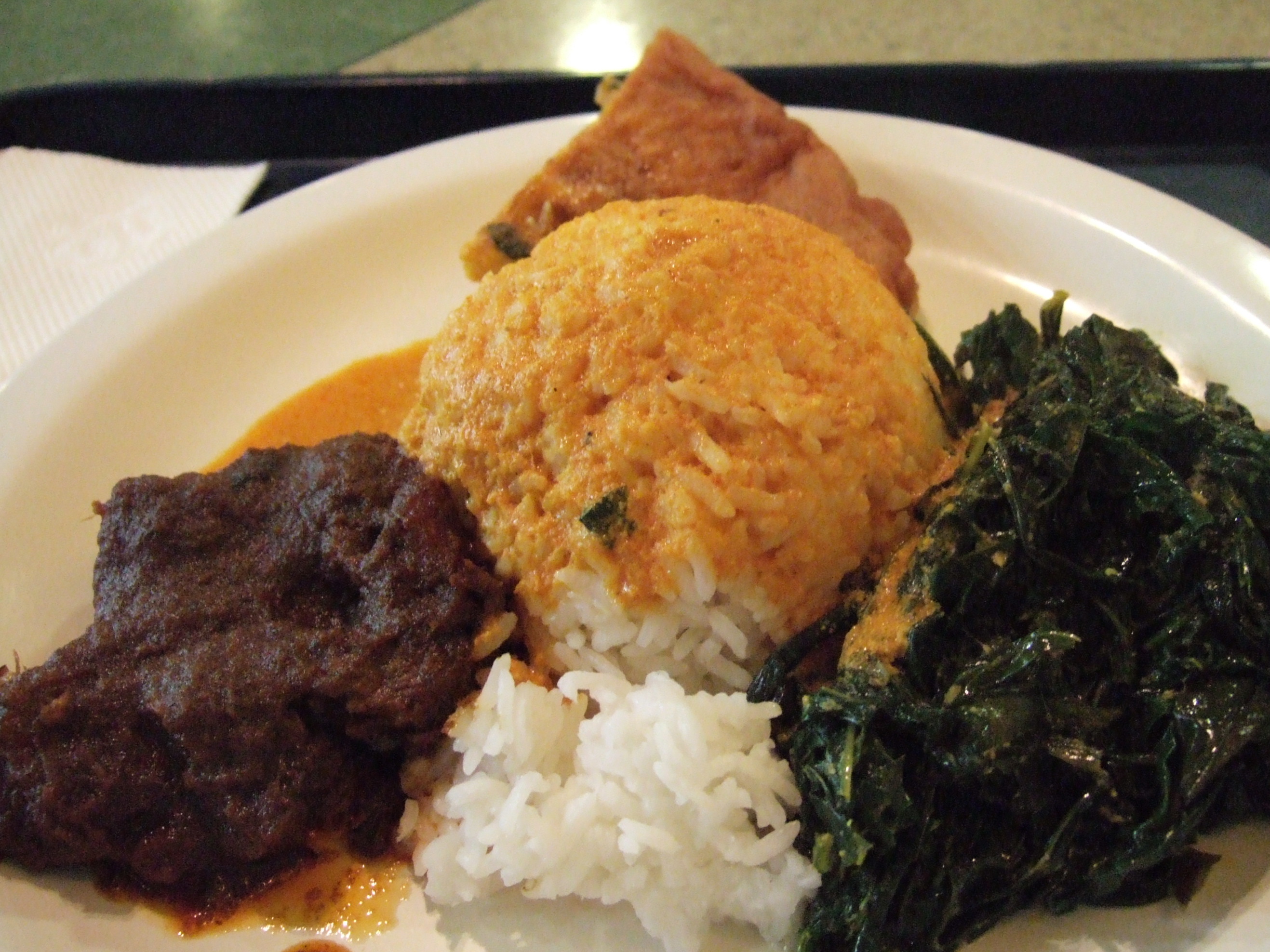 Nasi Padang dengan rendang, gulai, dan sayur-sayuran.