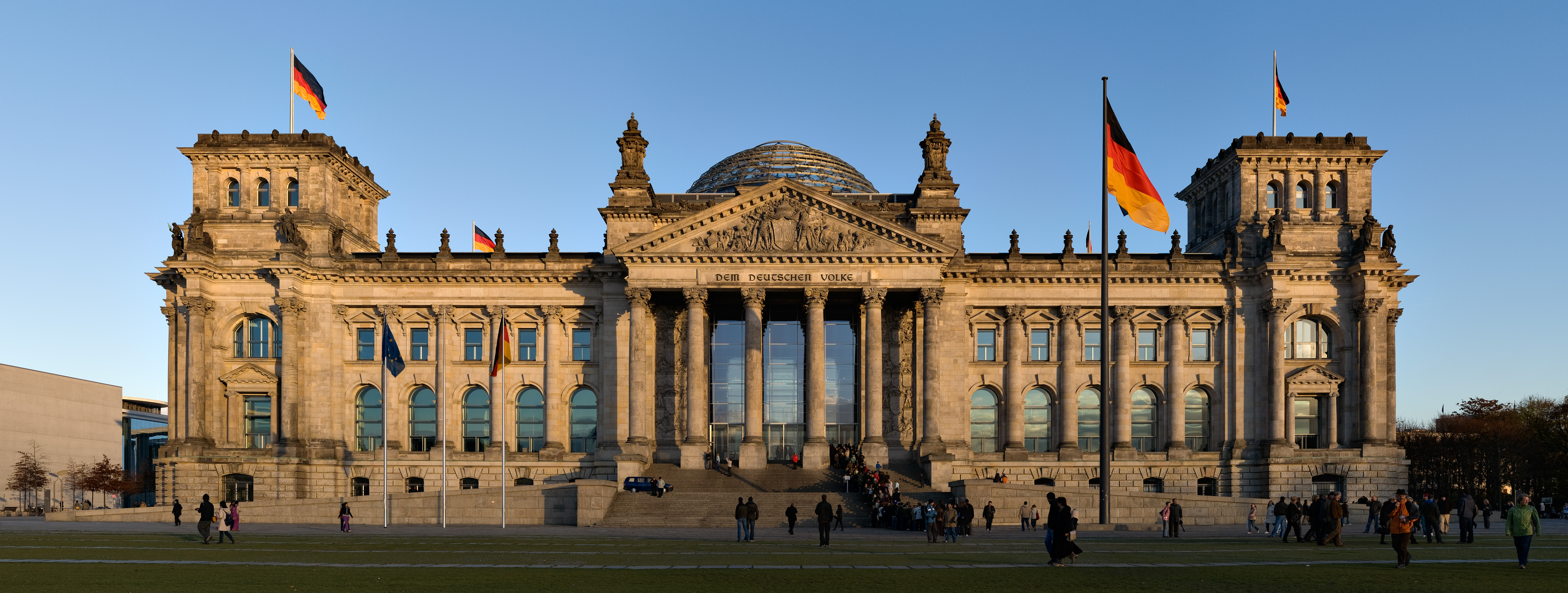 Akta Berlin/Bonn menjadikan Berlin ibu kota Jerman dan Reichstag kembali menjadi pusat parlemen Jerman sejak tahun 1999.