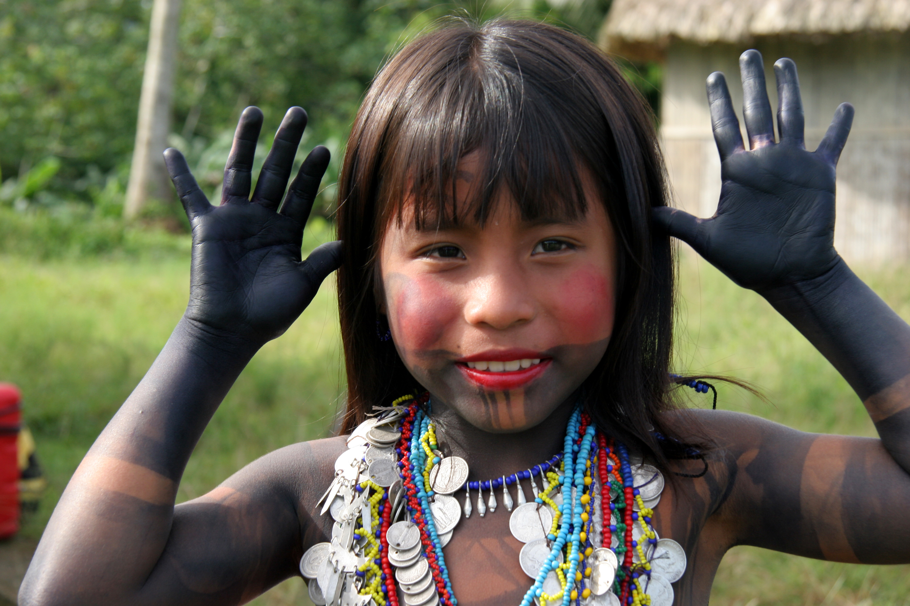 Gadis Embera-Wounaan berpakaian untuk menari