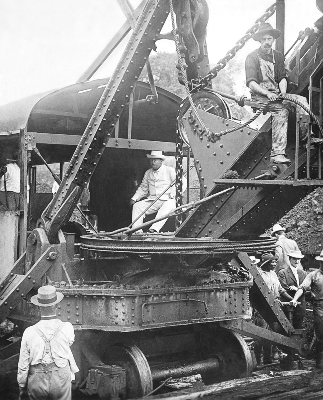 Presiden AS Theodore Roosevelt duduk di atas ekskavator uap di Terusan Panama, 1906