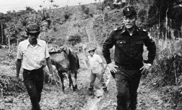 Omar Torrijos (kanan) bersama para petani di pedesaan Panama. Pemerintahan Torrijos terkenal karena kebijakan redistribusi tanah nya.