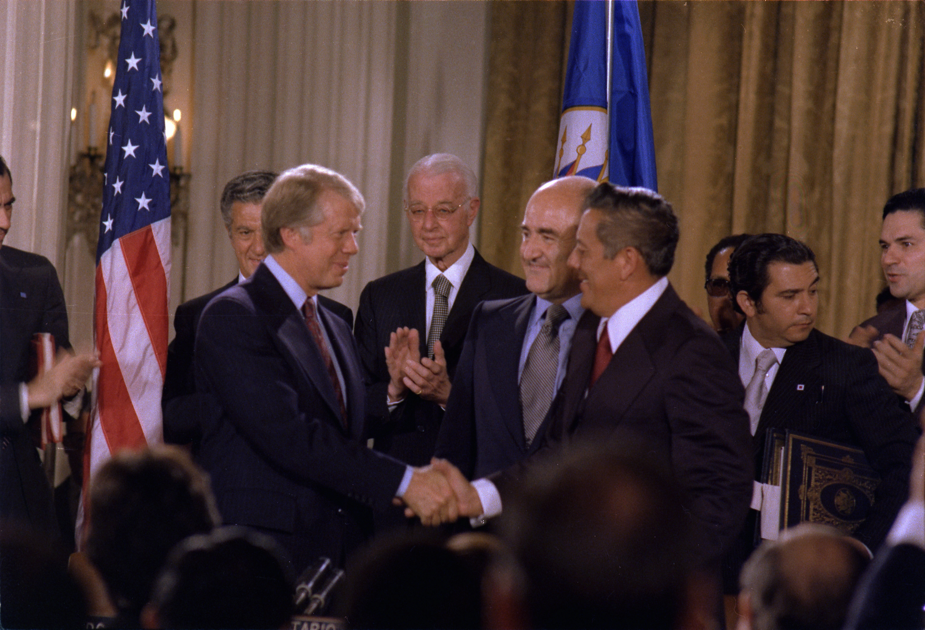 Presiden AS Jimmy Carter berjabat tangan dengan Jenderal Omar Torrijos setelah menandatangani Traktat Terusan Panama (7 September 1977).