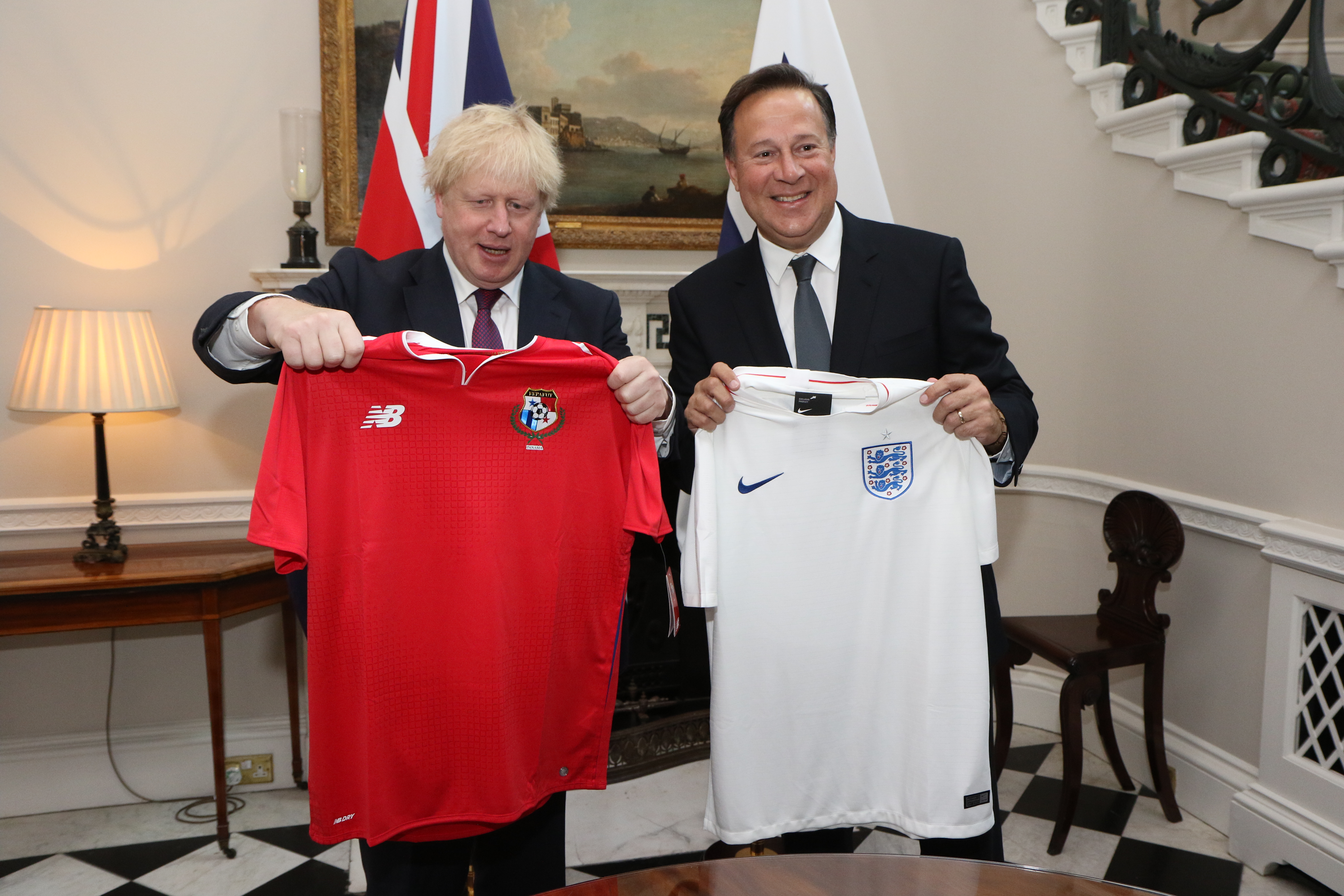 Menteri Luar Negeri Inggris Boris Johnson bertukar kaus sepak bola dengan Presiden Panama, Juan Carlos Varela di London, 14 Mei 2018.