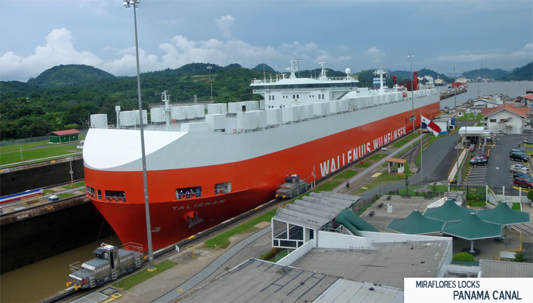 Sebuah kapal Panamax transit melalui pintu air Miraflores, Terusan Panama