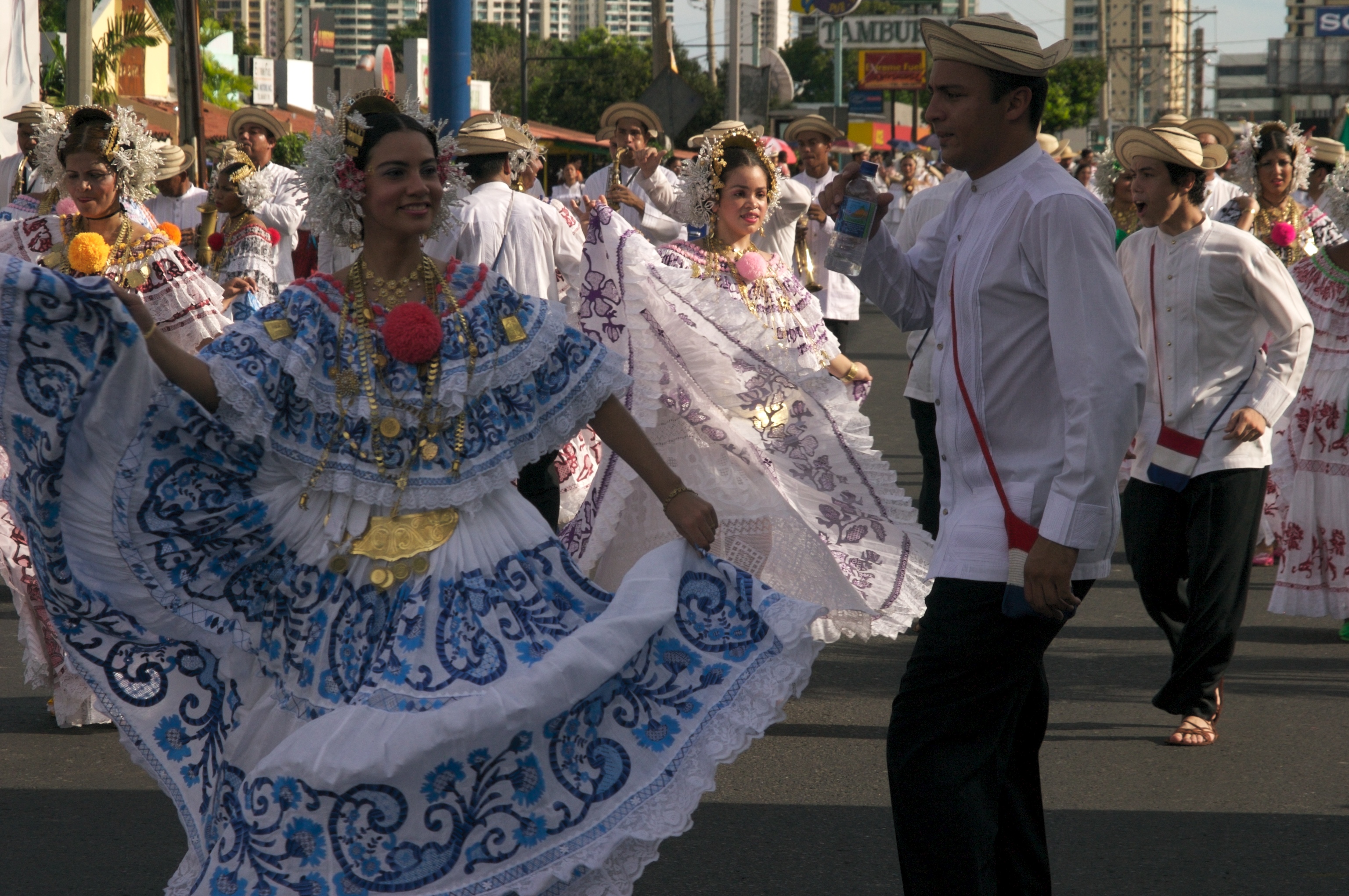 Sepasang penari Cumbia Panama