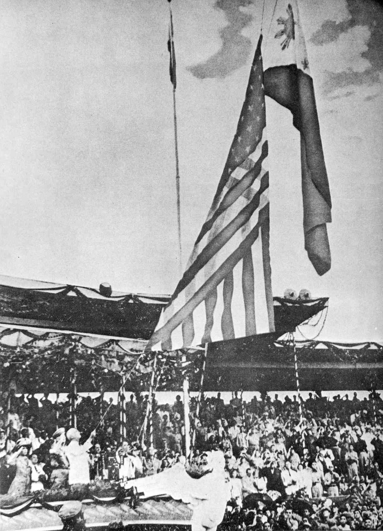 Penaikan Bendera Filipina semasa pengisytiharan Kemerdekaan Filipina pada 4 Julai 1946